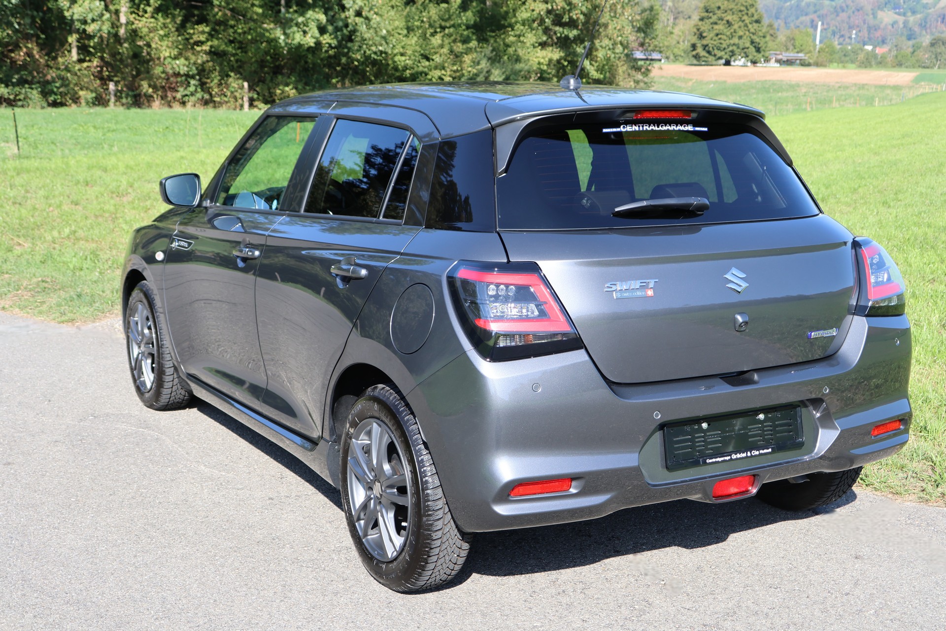 SUZUKI Swift 1.2 Sakura Hybrid-showroom-element-2