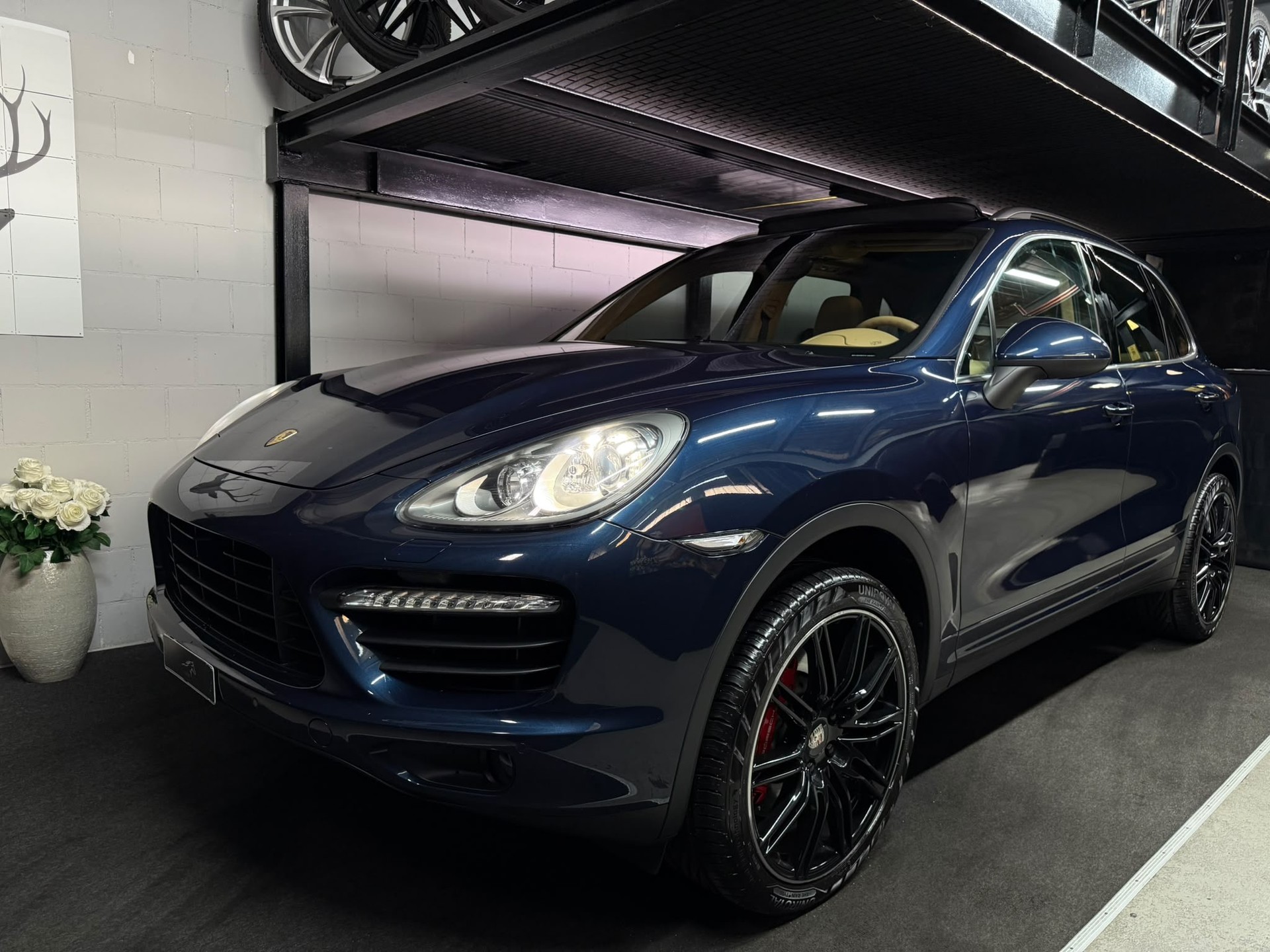 PORSCHE Cayenne Turbo-showroom-element-1