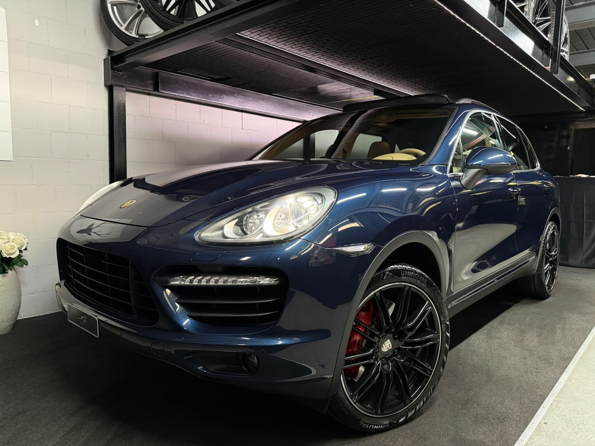 PORSCHE Cayenne Turbo-showroom-element-2