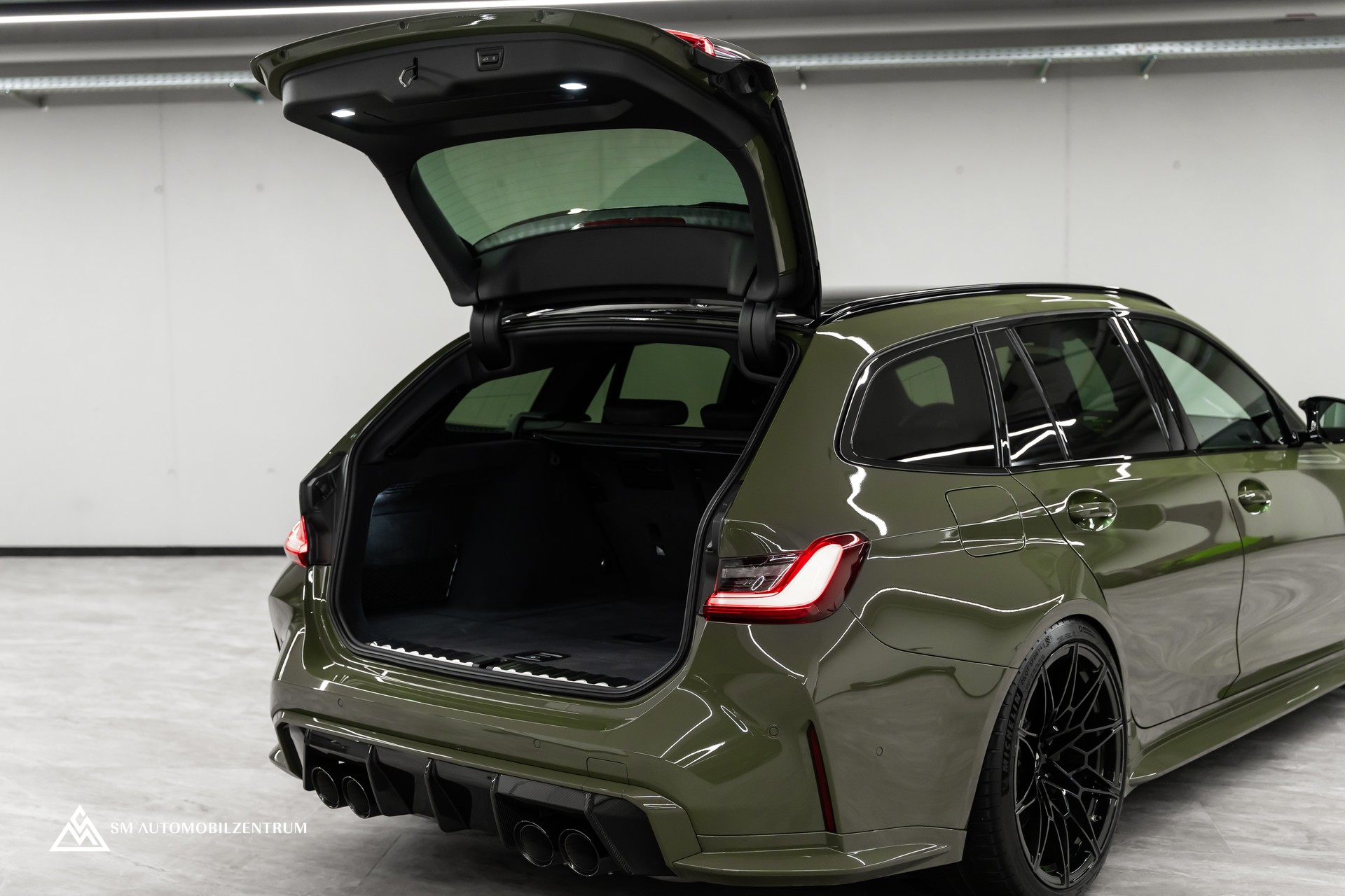 BMW M3 Competition xDrive Touring / Urban Green II / Carbon Exterieur & Interieur / Werksgarantie / 360°-image-17