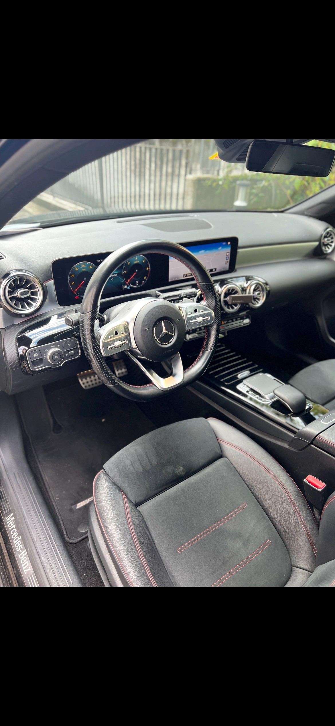 MERCEDES-BENZ A 180 d AMG Line-image-4