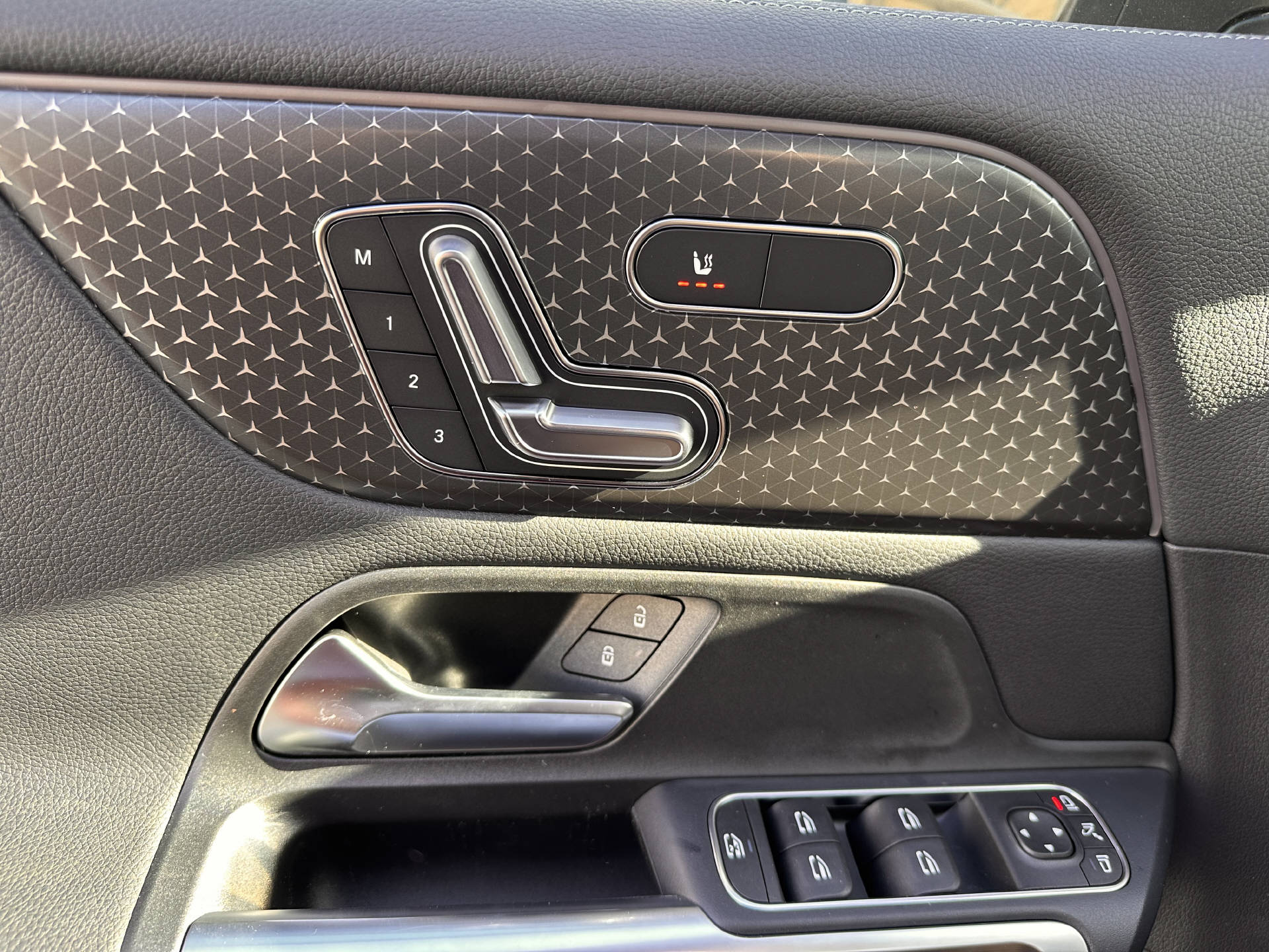 MERCEDES-BENZ EQB 350 Swiss Star Progressive 4matic-image-13