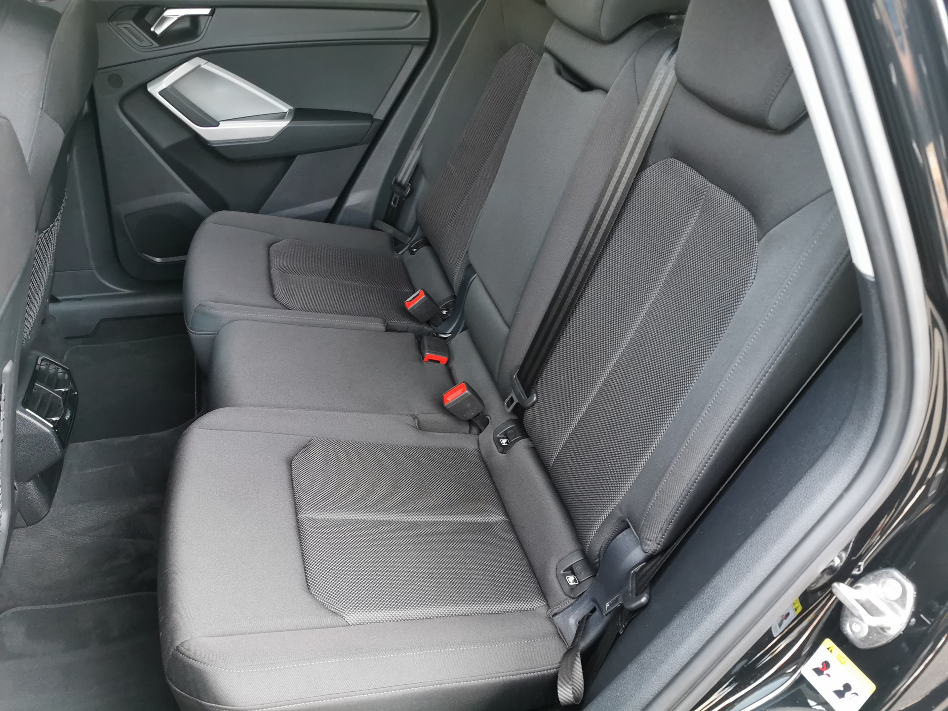 AUDI Q3 35 TDI S line quattro S-tronic-image-8