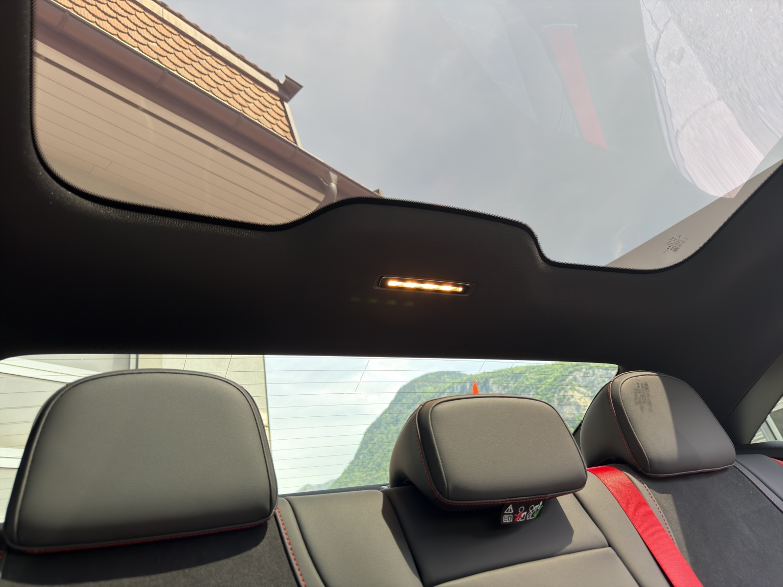 MERCEDES-BENZ CLA 350 4 Matic 85 kWh EQ-image-14