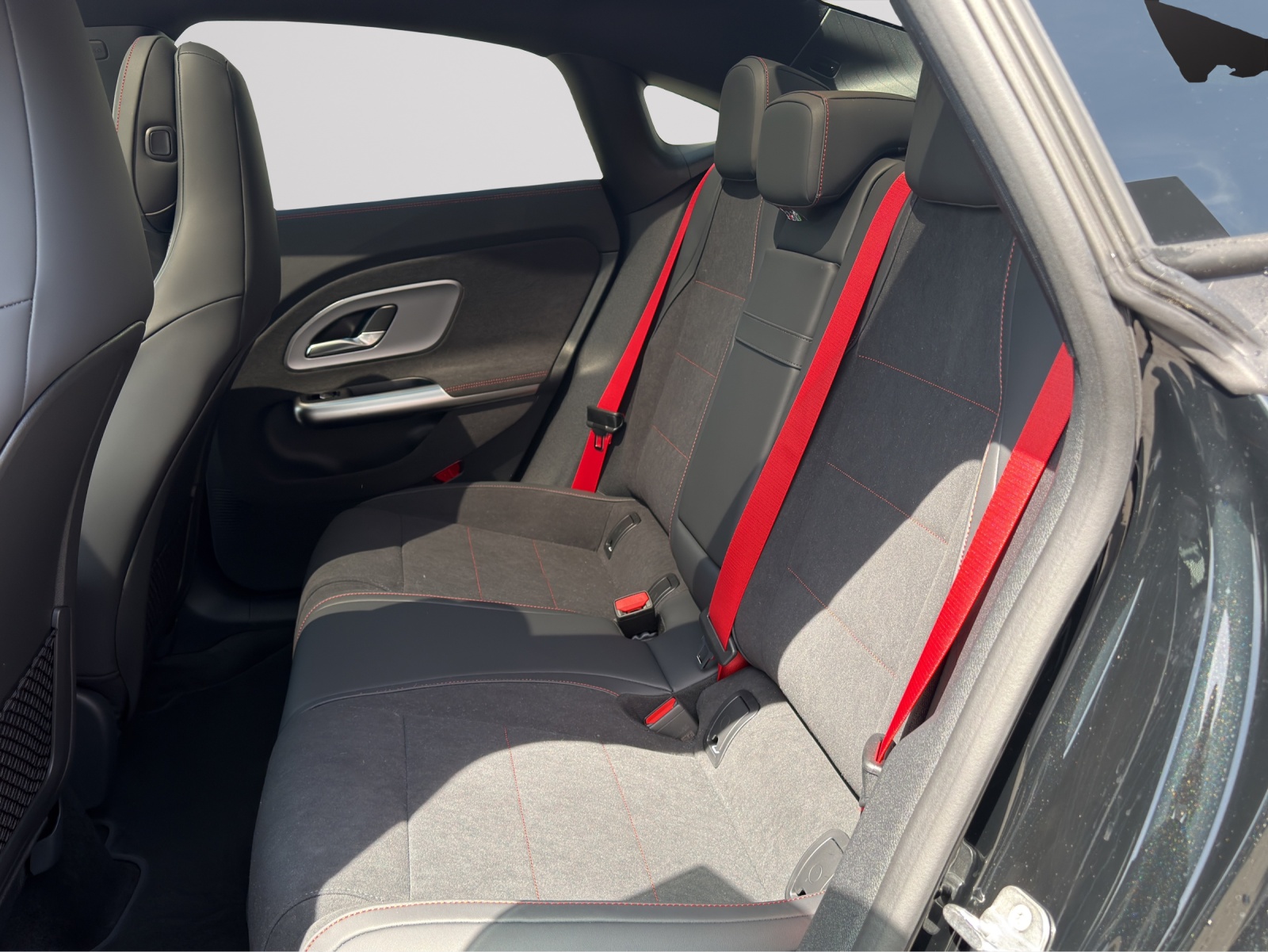 MERCEDES-BENZ CLA 350 4 Matic 85 kWh EQ-image-13