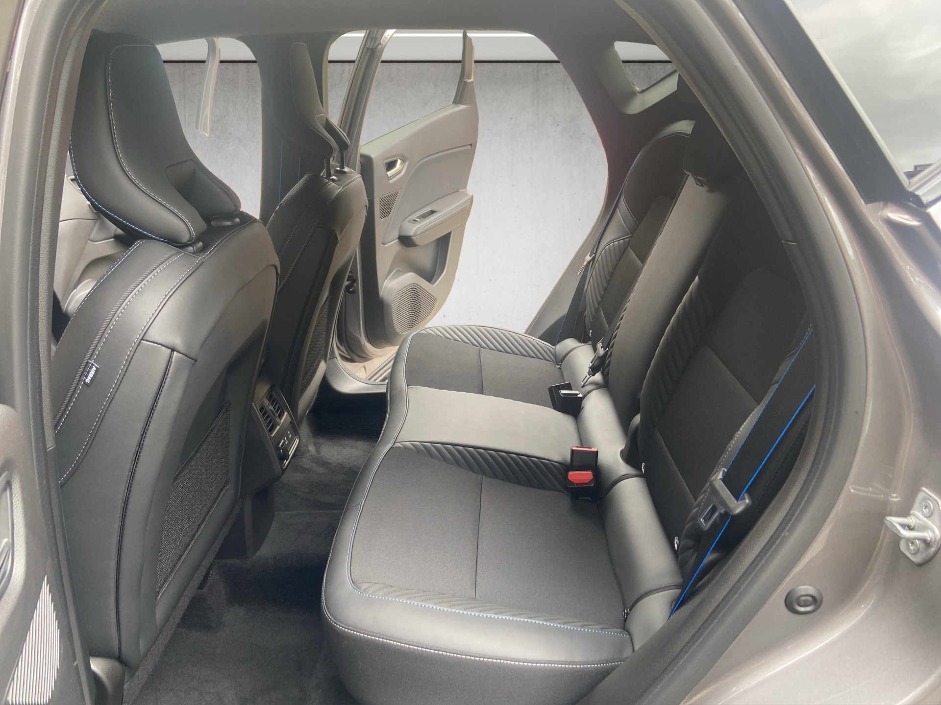 RENAULT Captur 1.3 TCe Esprit Alpine EDC-image-9