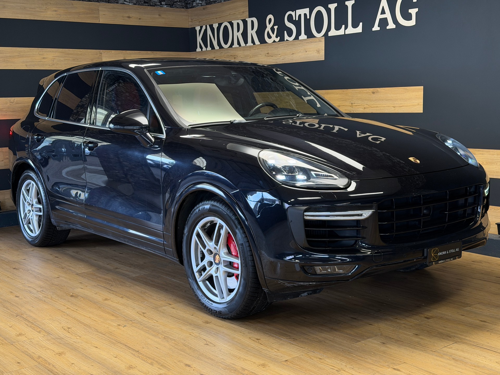 PORSCHE Cayenne Turbo-showroom-element-1