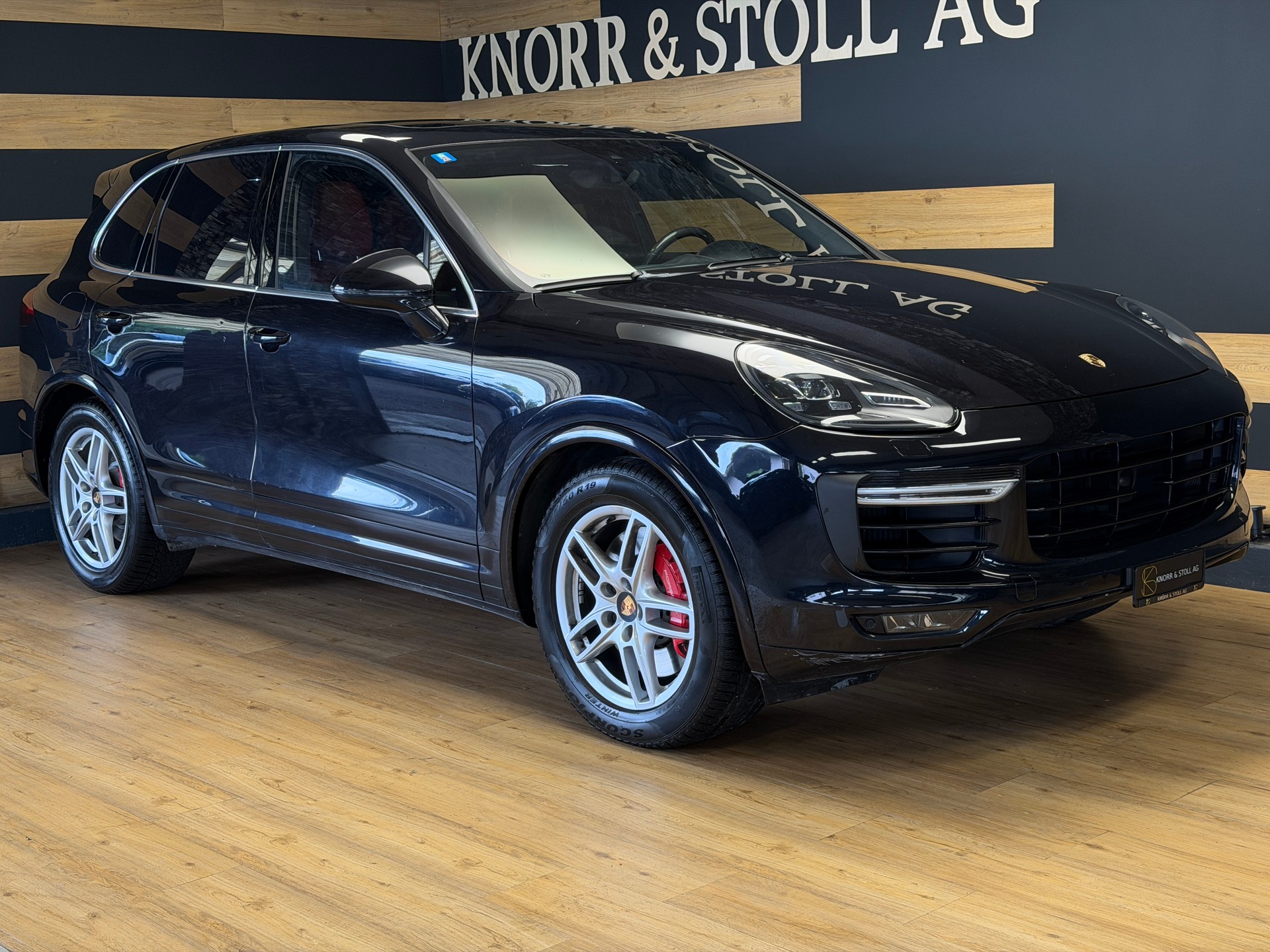 PORSCHE Cayenne Turbo-showroom-element-2