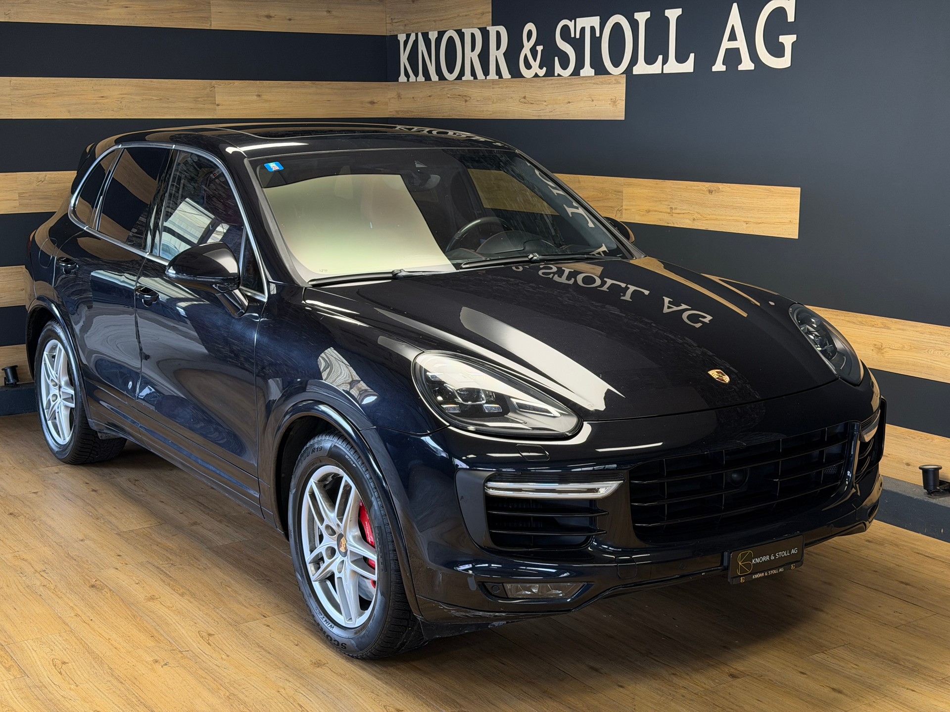 PORSCHE Cayenne Turbo-showroom-element-3