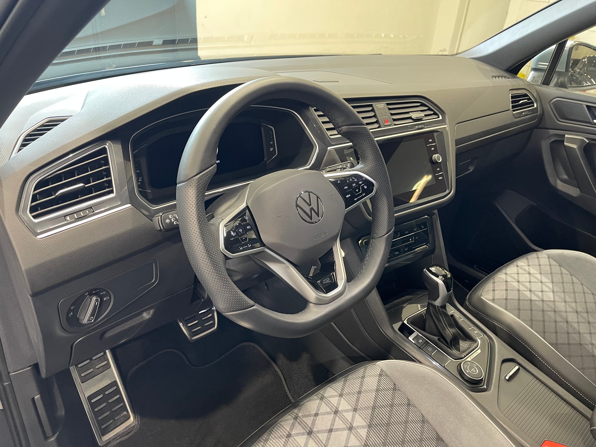 VW Tiguan Allspace 2.0TSI R-Line 4Motion DSG *7 PLATZ*-image-9