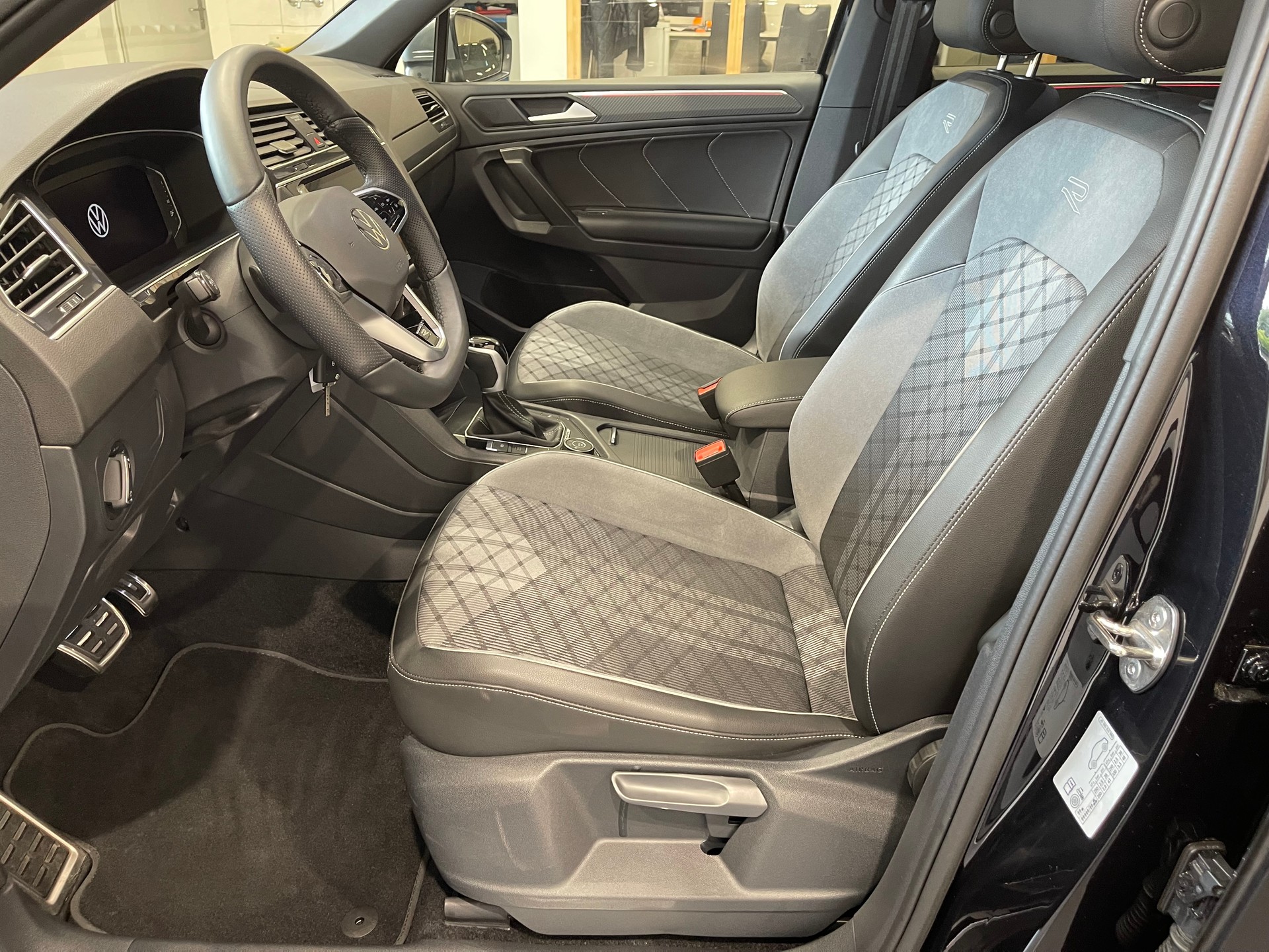 VW Tiguan Allspace 2.0TSI R-Line 4Motion DSG *7 PLATZ*-image-8