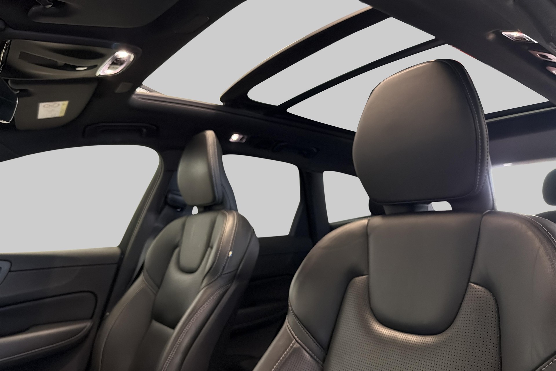 VOLVO XC60 T8 eAWD R-Design Geartronic-image-19