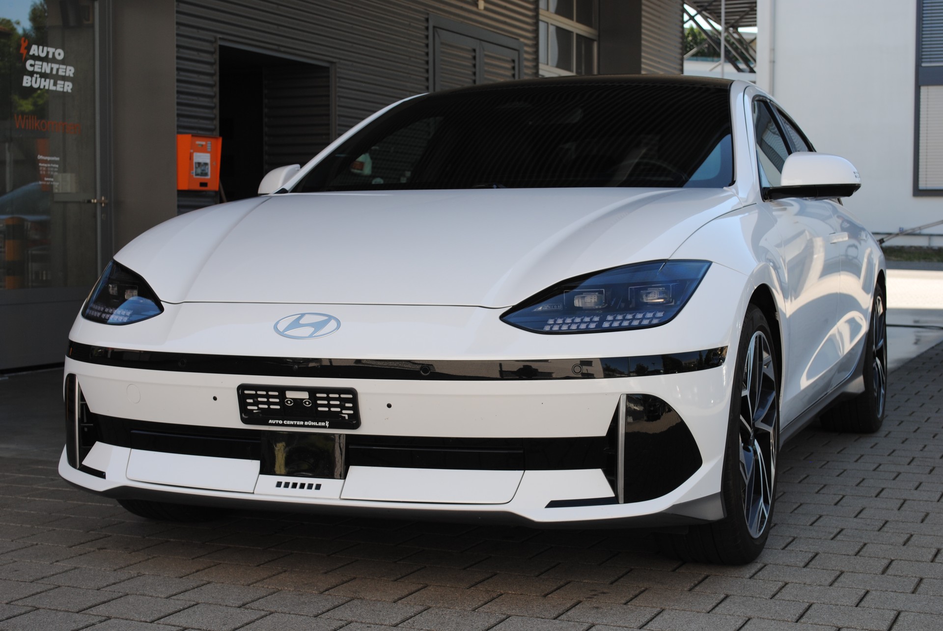HYUNDAI Ioniq 6 77kWh Launch Edition 2WD-showroom-element-1