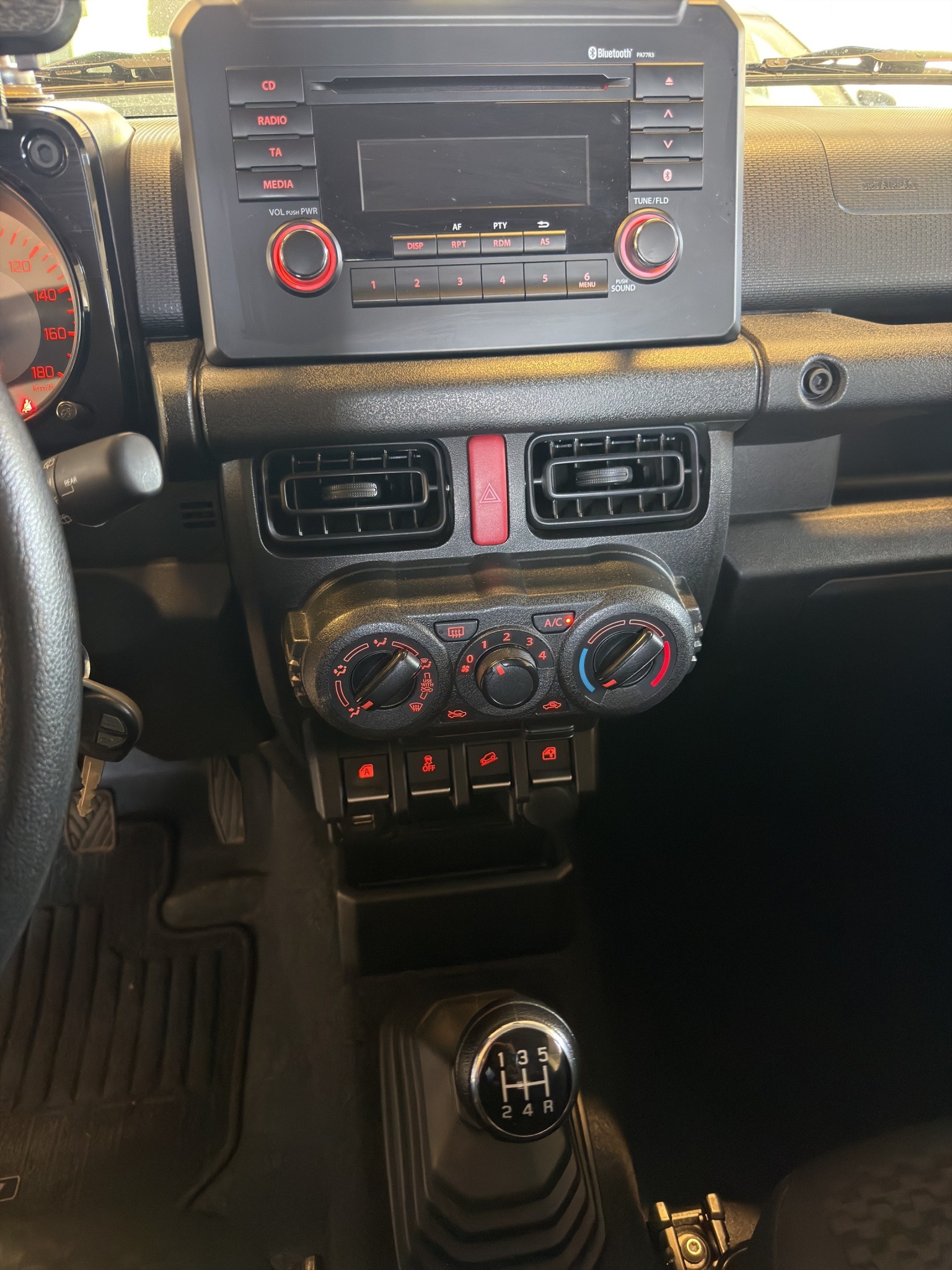 SUZUKI Jimny 1.5 Compact+ 4x4*TOP ZUSTAND*NUR 15000 KM*4X4 MIT UNTERSETZUNG*-image-6