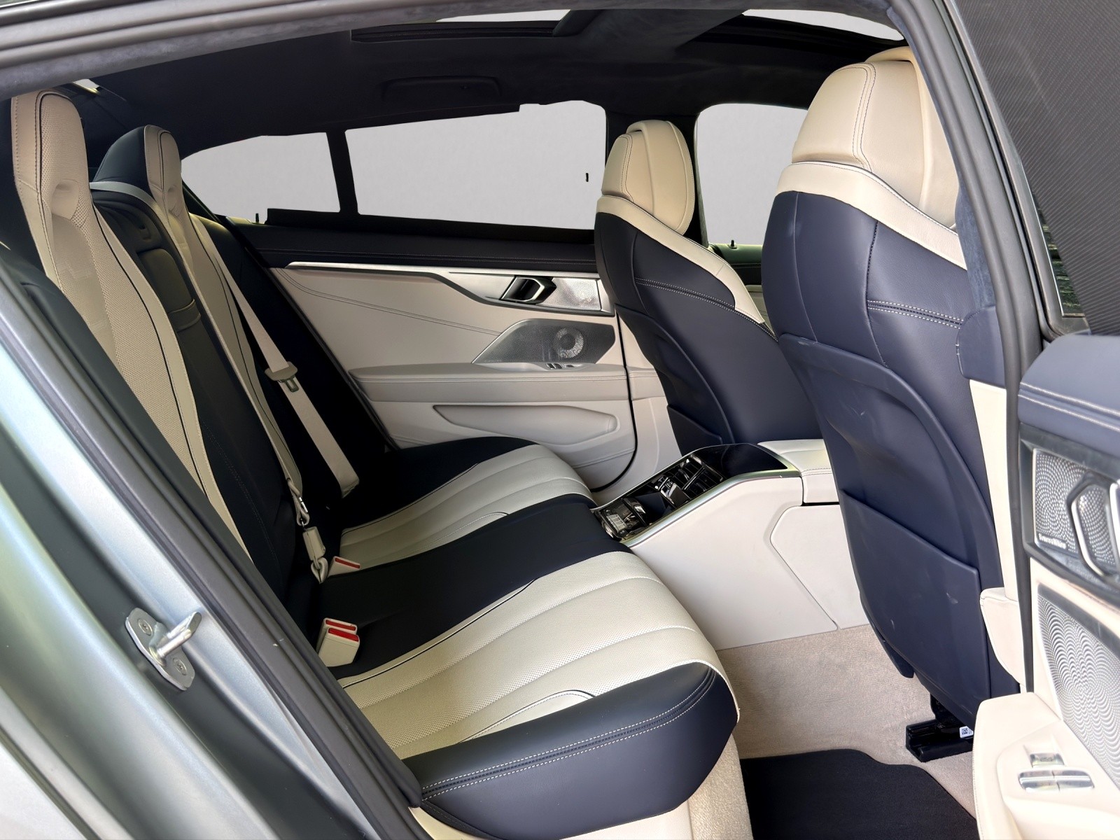 BMW M850i xDrive Grand Coupé Steptronic-image-11