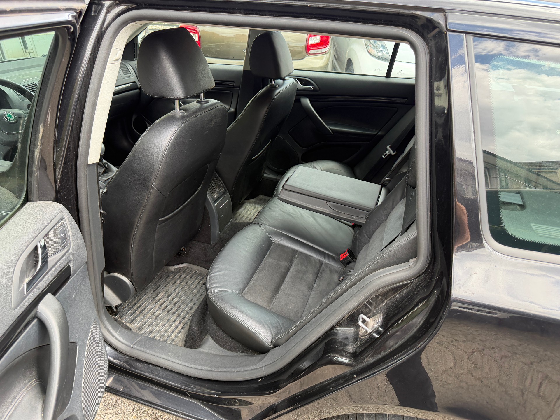 SKODA Octavia Combi 1.8 TSI Laurin & Klement 4x4 Garantie möglich-image-5