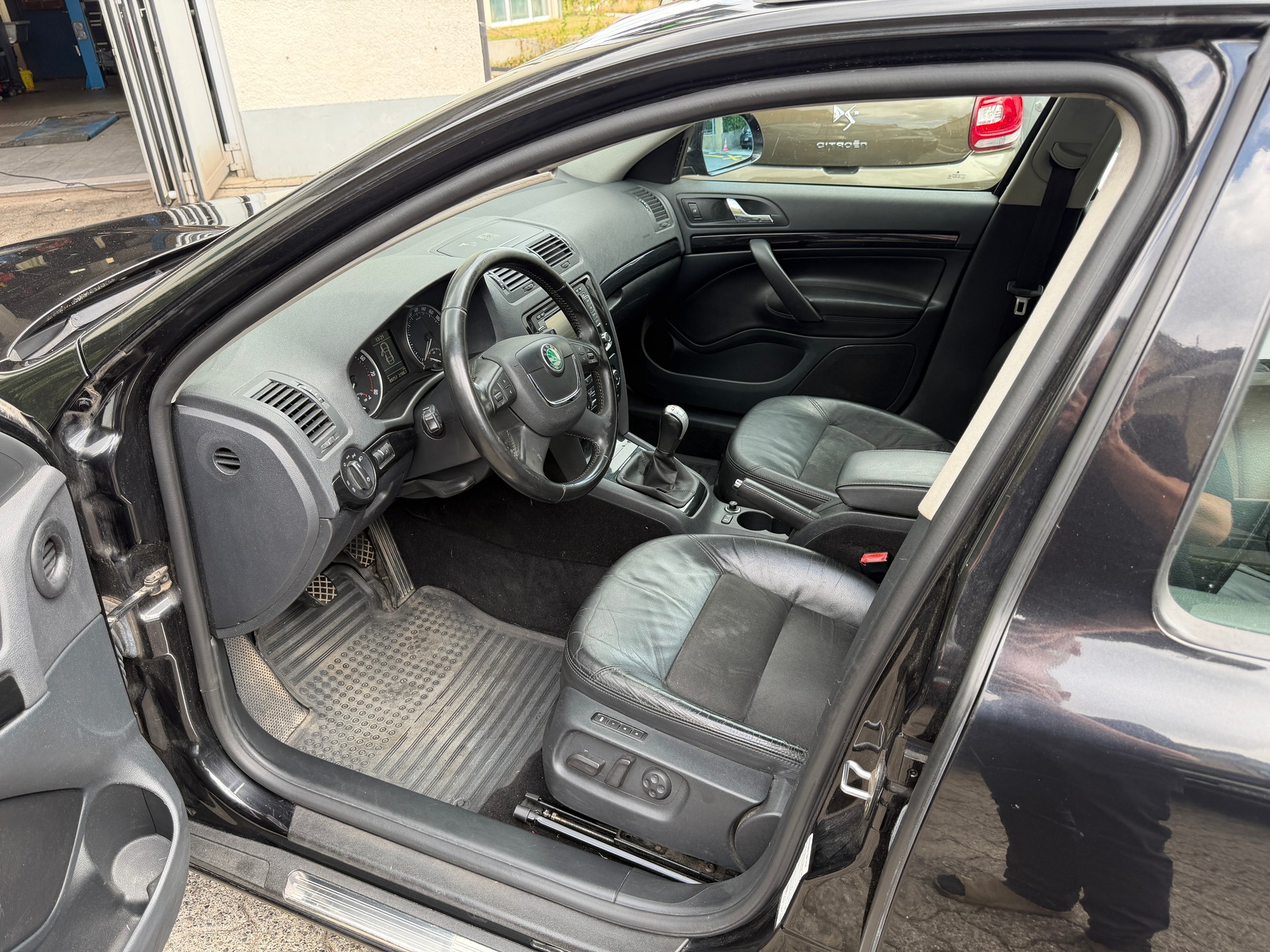 SKODA Octavia Combi 1.8 TSI Laurin & Klement 4x4 Garantie möglich-image-4