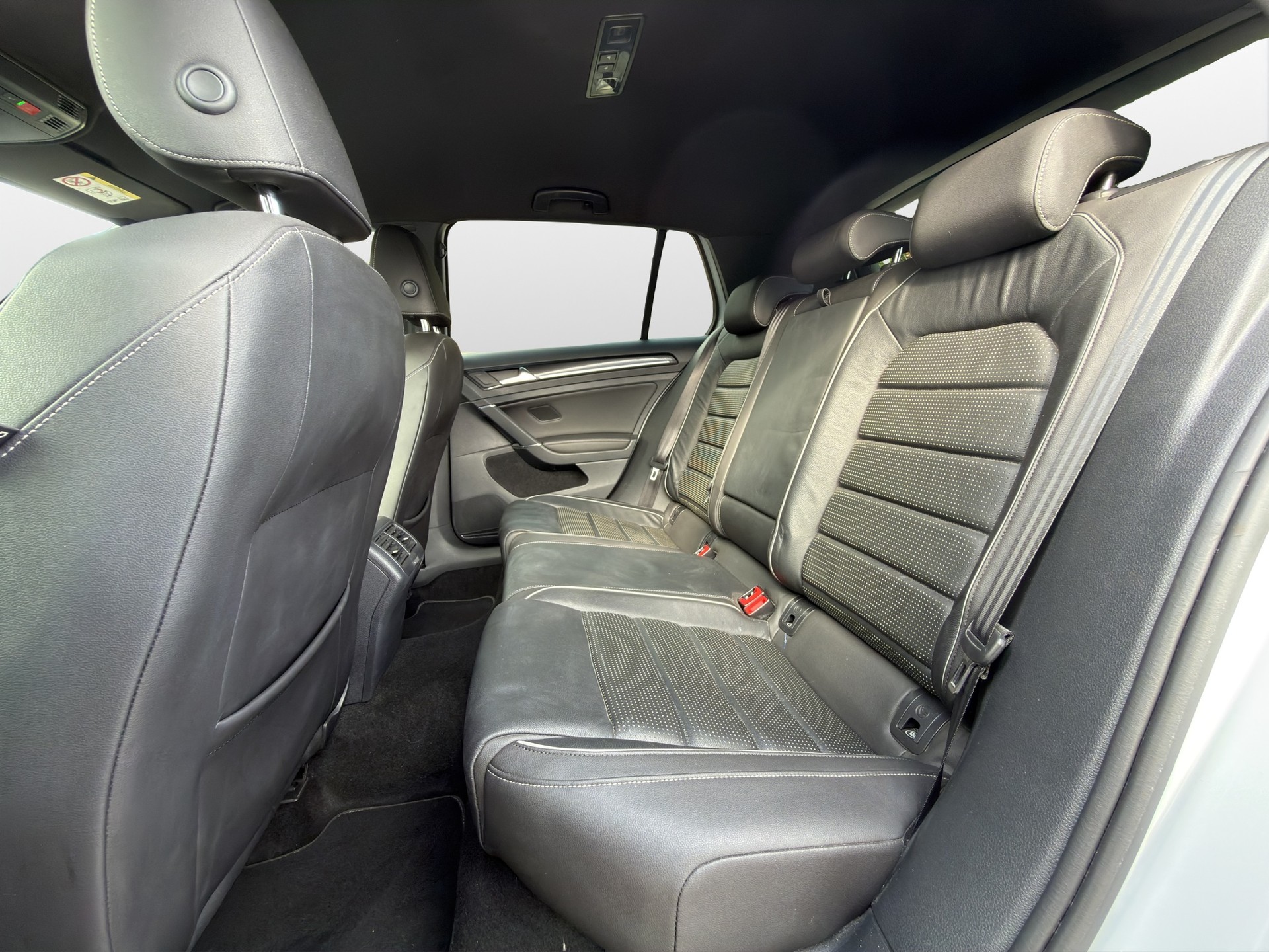VW Golf 2.0 TSI R 4Motion DSG-image-12