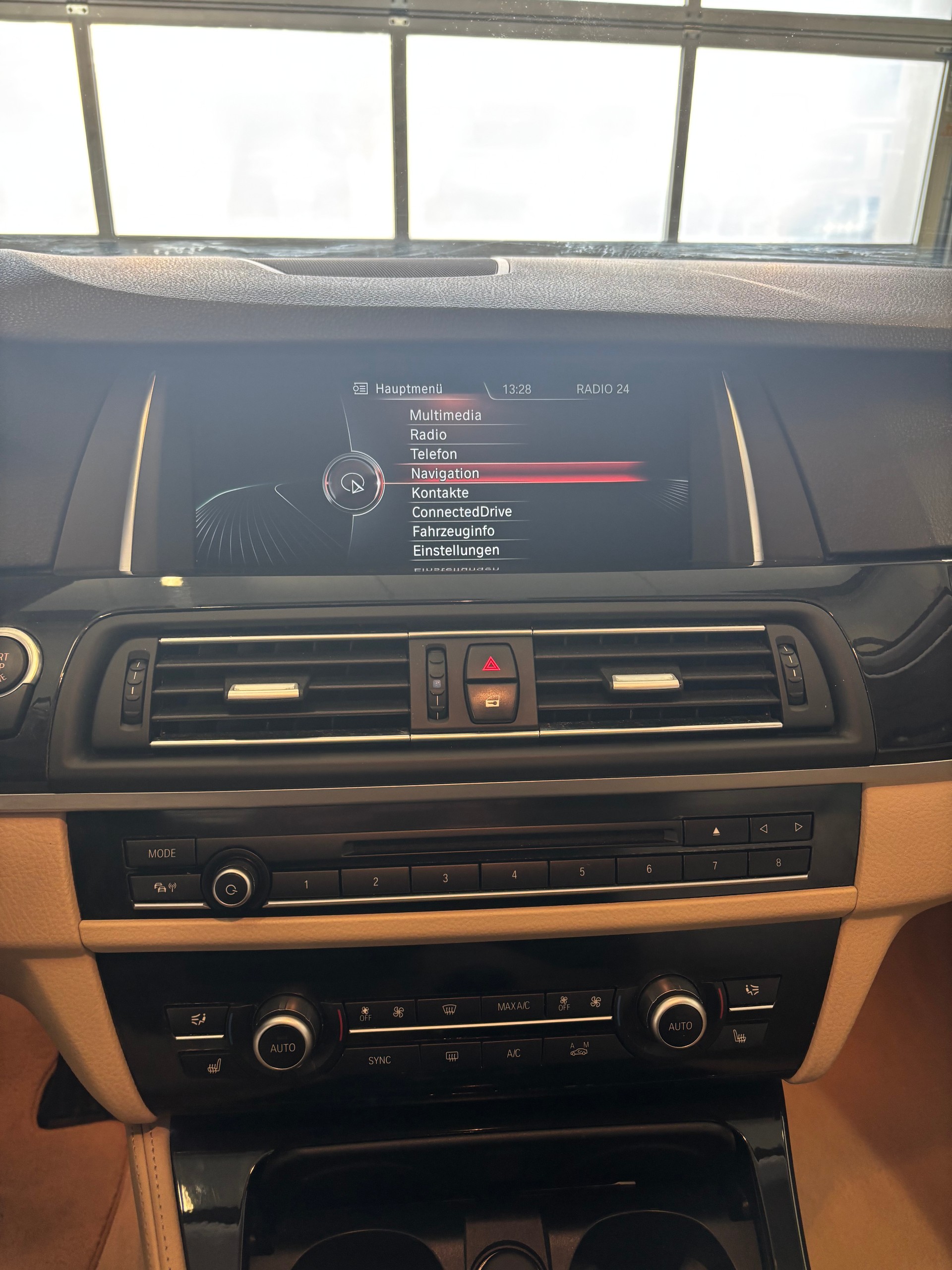 BMW 528i Touring xDrive Luxury Line Steptronic-image-10