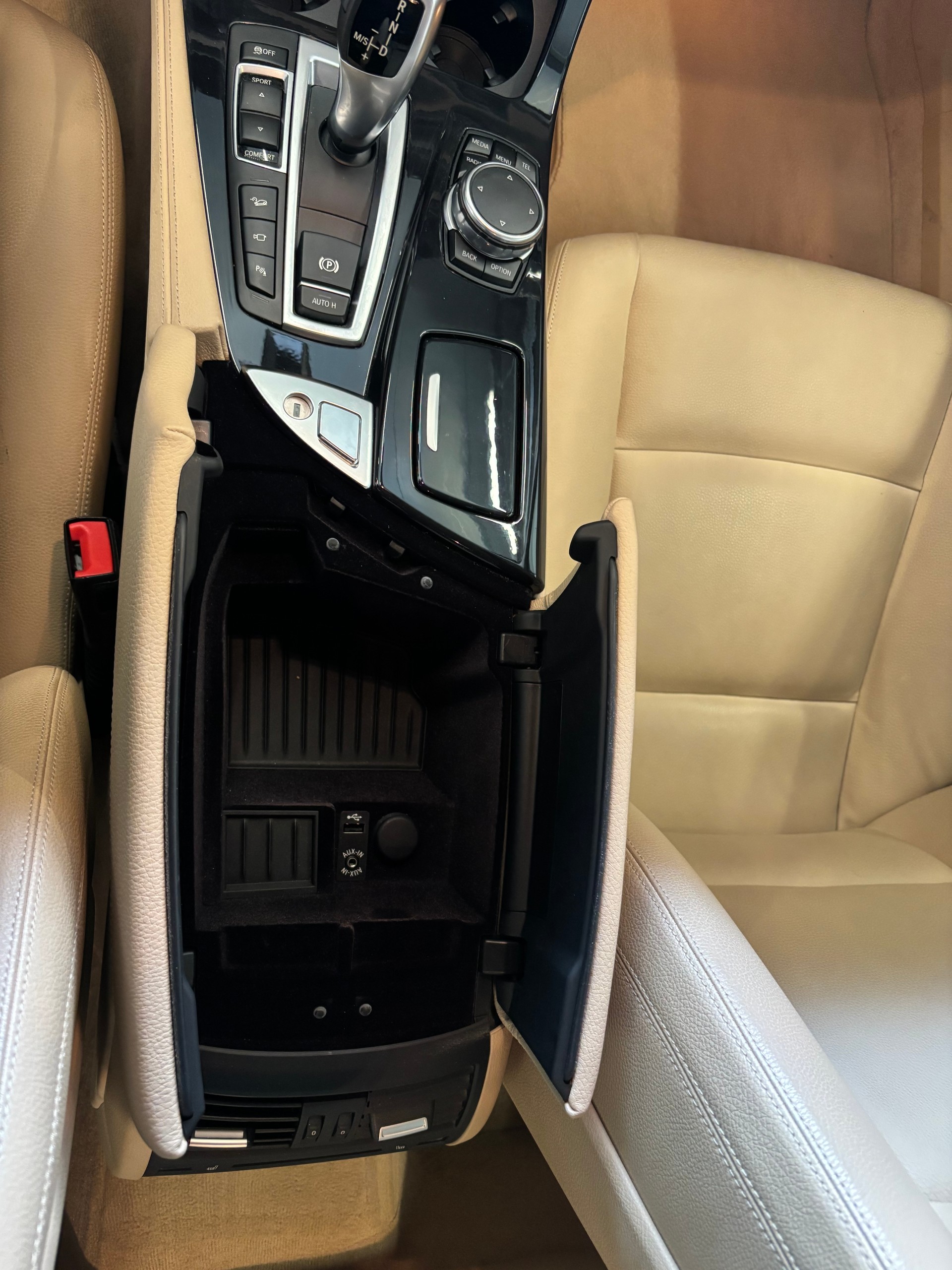 BMW 528i Touring xDrive Luxury Line Steptronic-image-12