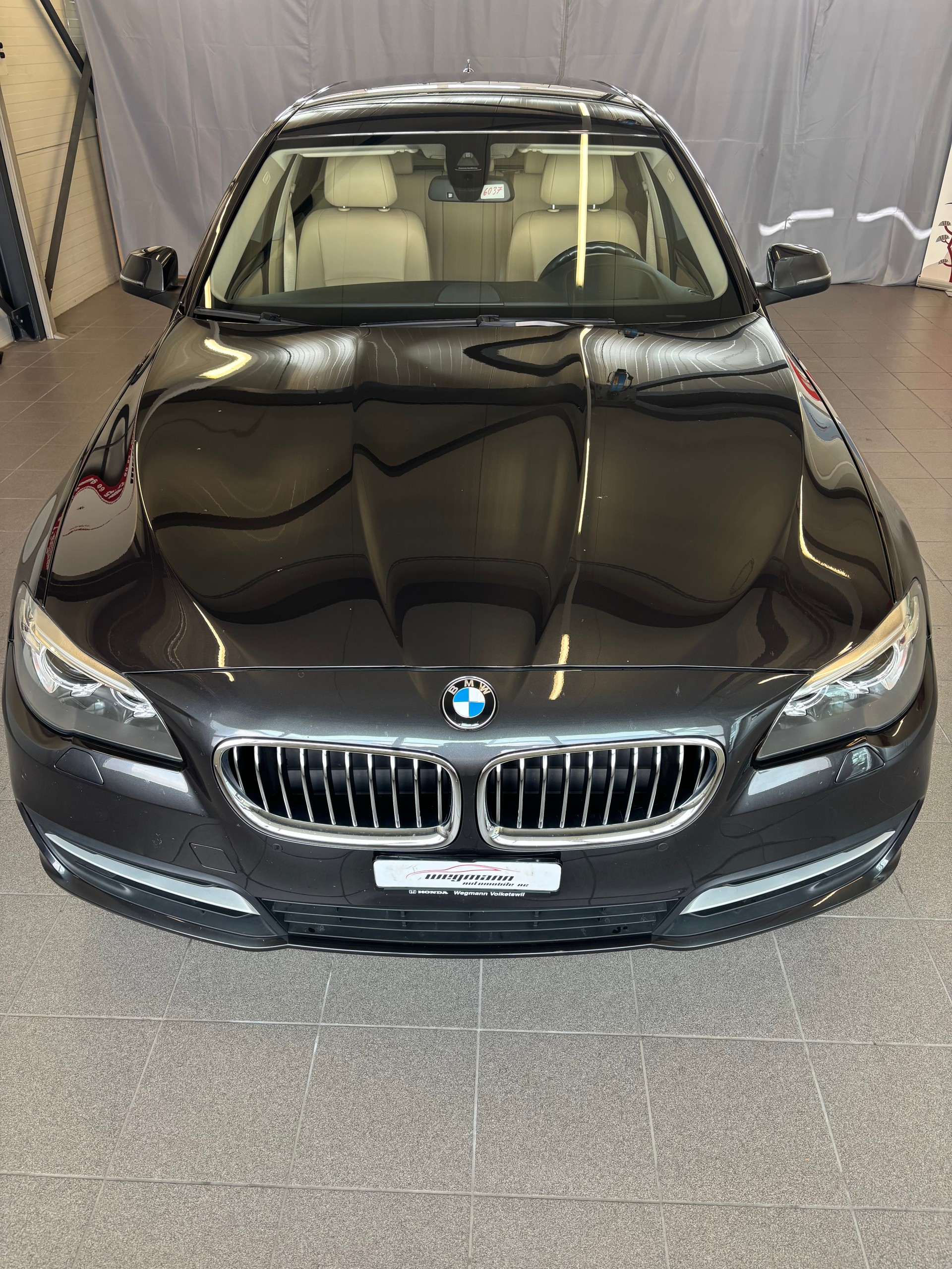 BMW 528i Touring xDrive Luxury Line Steptronic-showroom-element-1