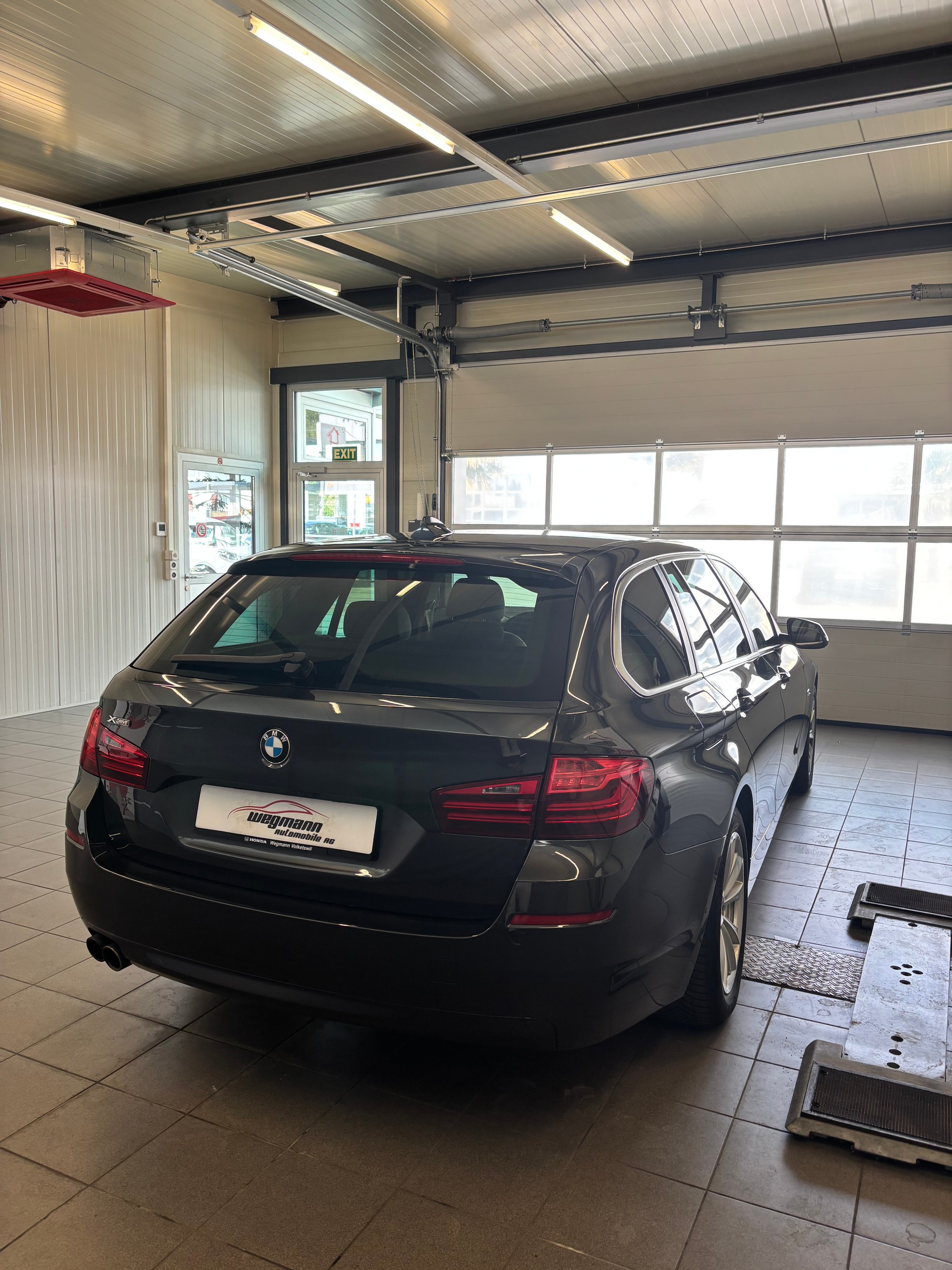 BMW 528i Touring xDrive Luxury Line Steptronic-showroom-element-3