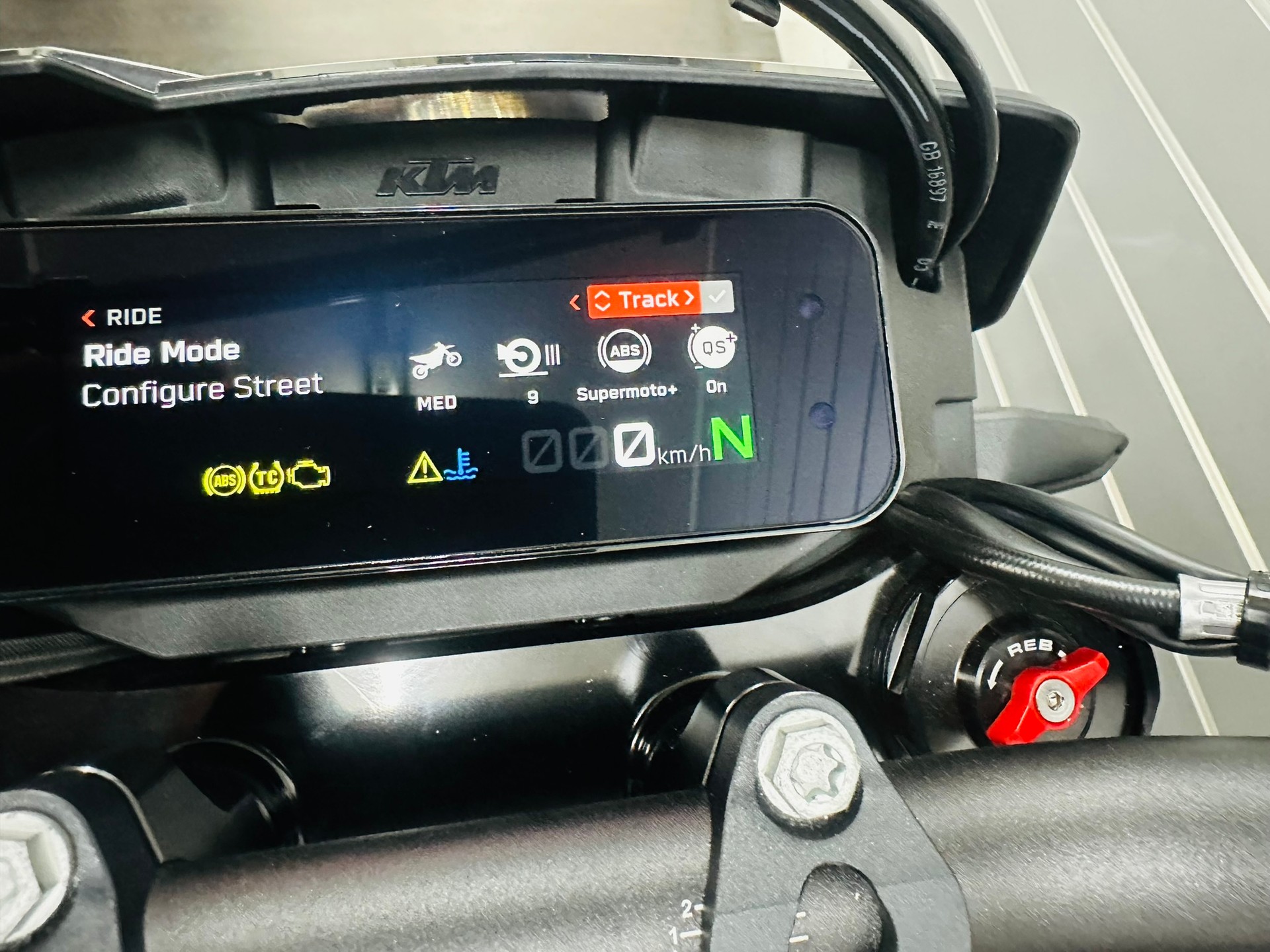 KTM 690 SMC R ABS (35 kW) MY 2026-image-11
