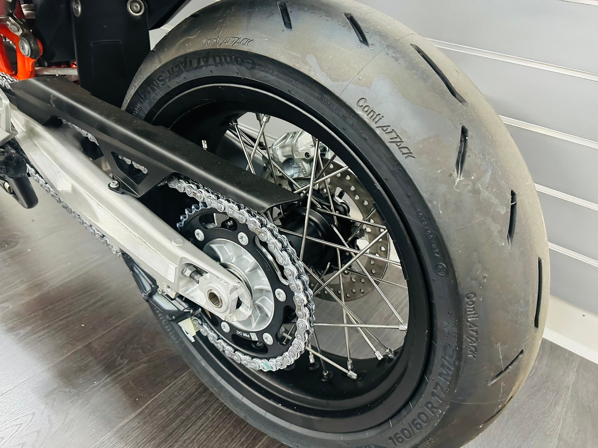 KTM 690 SMC R ABS (35 kW) MY 2026-image-5