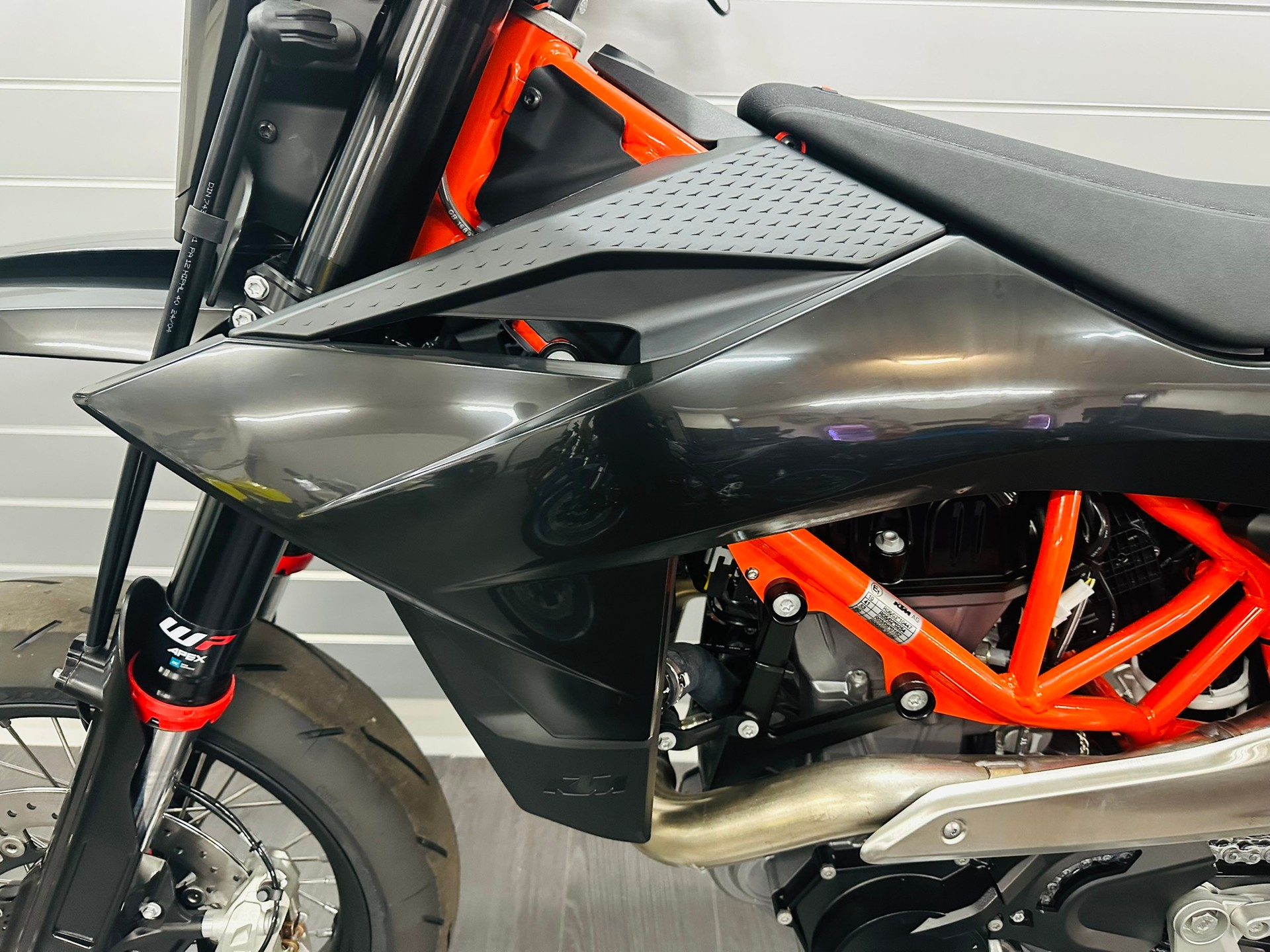KTM 690 SMC R ABS (35 kW) MY 2026-image-1