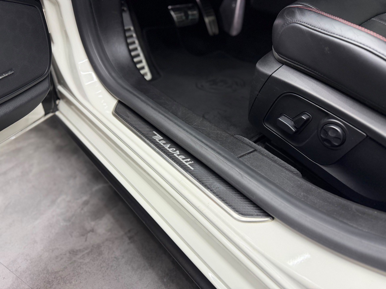 MASERATI Ghibli S Q4 3.0 V6 | Full Carbon Interieur & Exterieur | 360 Kamera | Harman/Kardon | Panoramadach-image-33