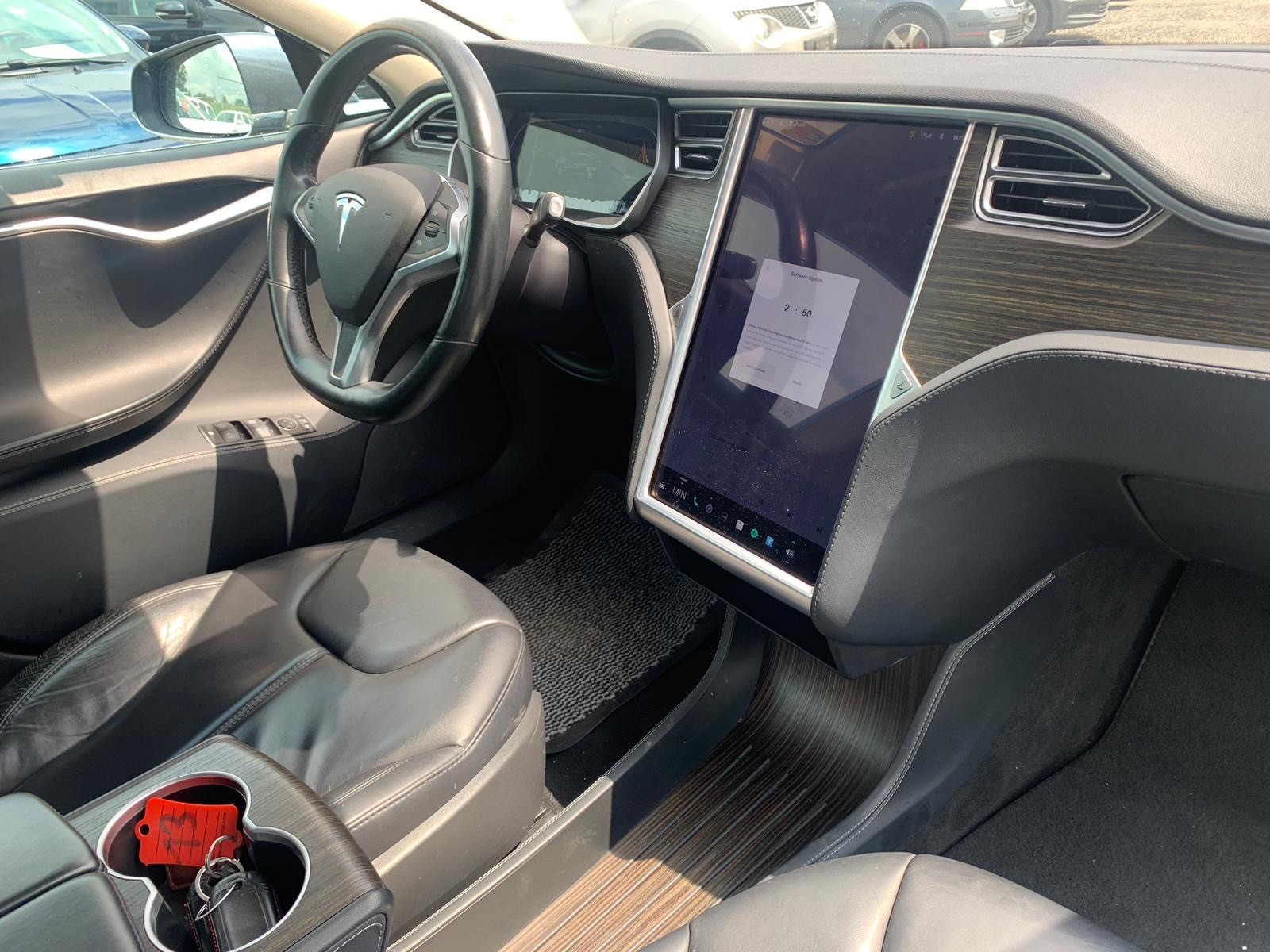 TESLA Model S 85 D-image-7