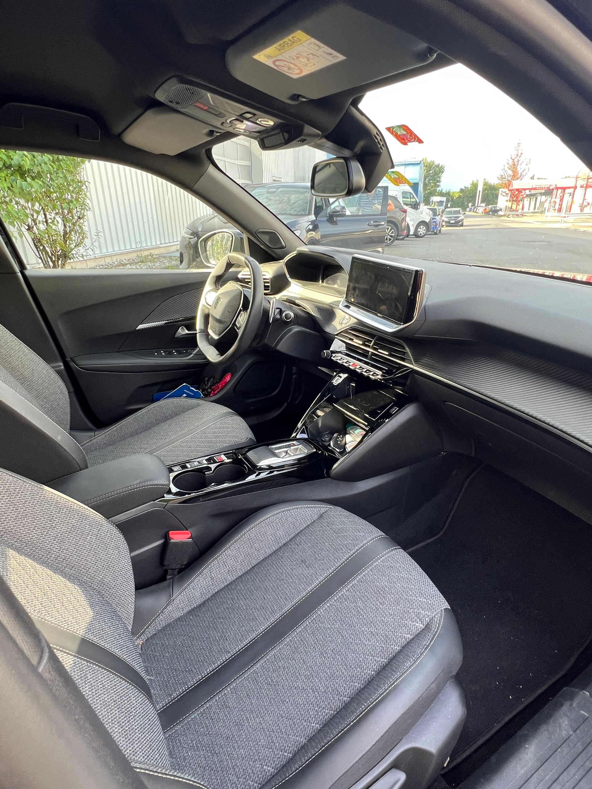 PEUGEOT 2008 1.2 PureTech Allure EAT8-image-12
