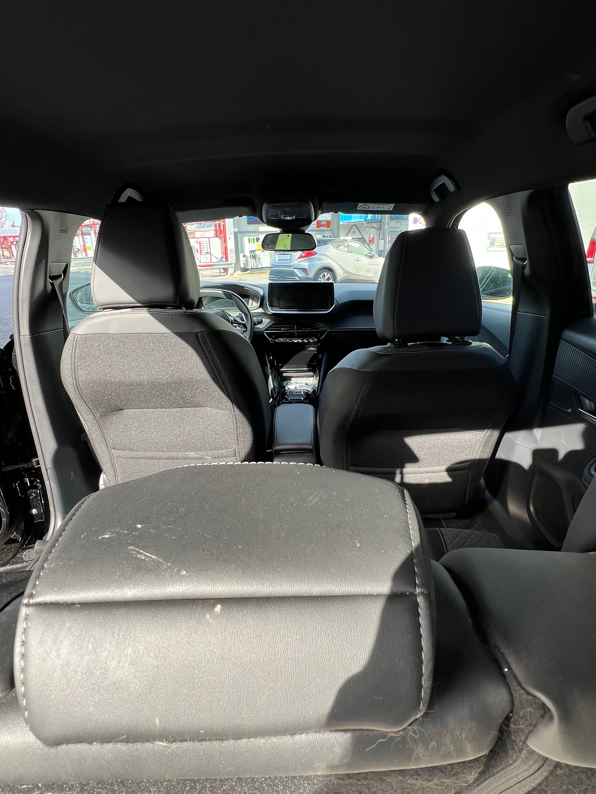 PEUGEOT 2008 1.2 PureTech Allure EAT8-image-10