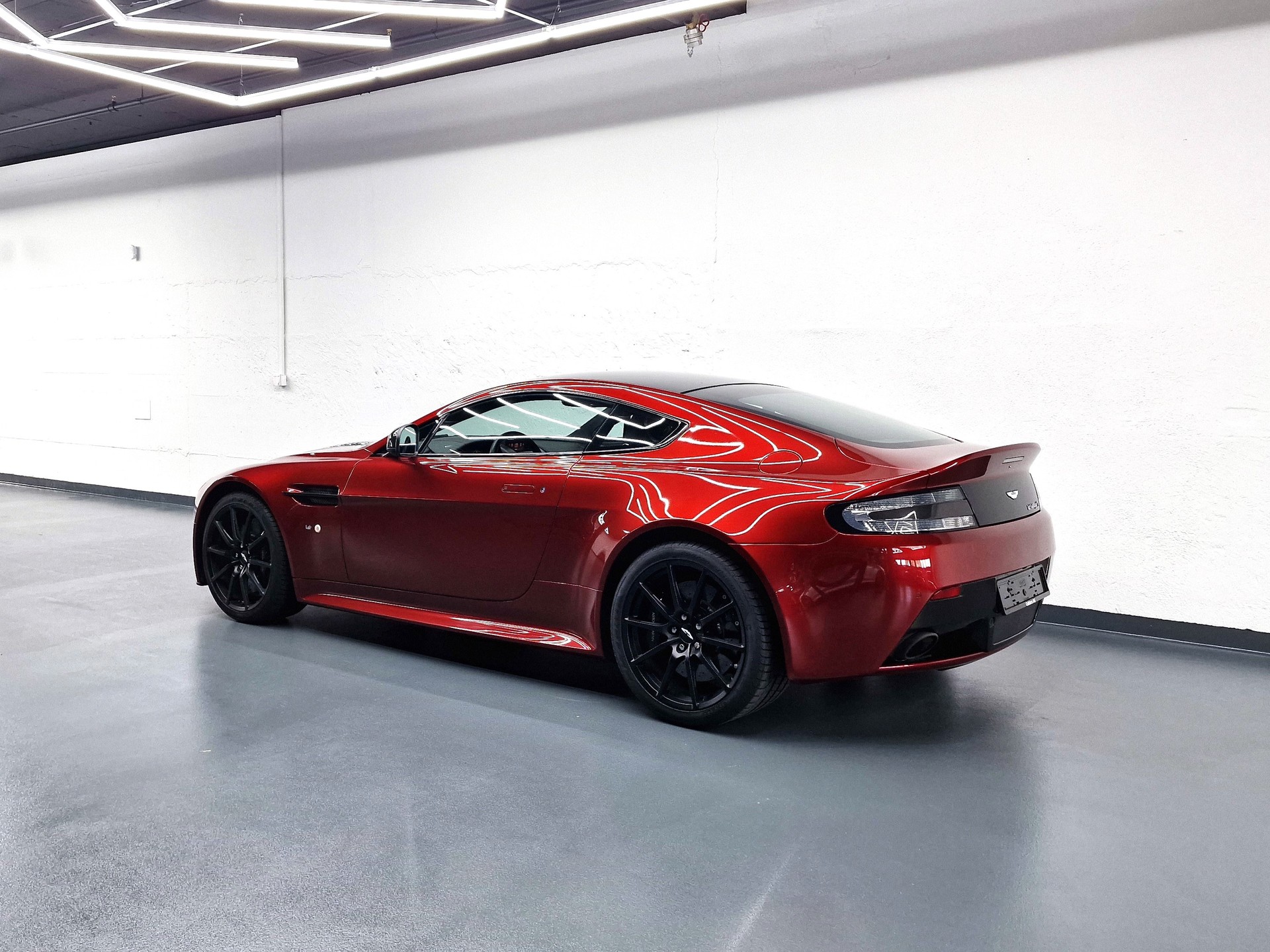 ASTON MARTIN V12 Vantage Coupé 6.0 S Sportshift-image-6