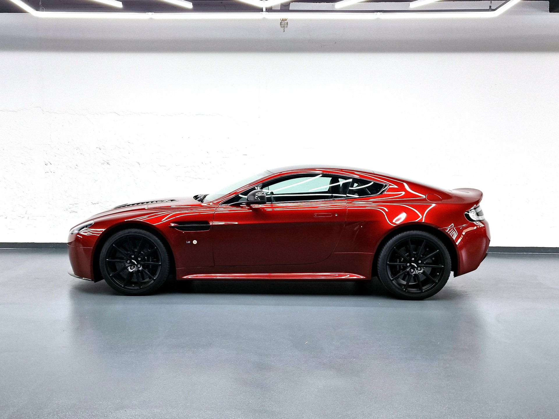ASTON MARTIN V12 Vantage Coupé 6.0 S Sportshift-image-4