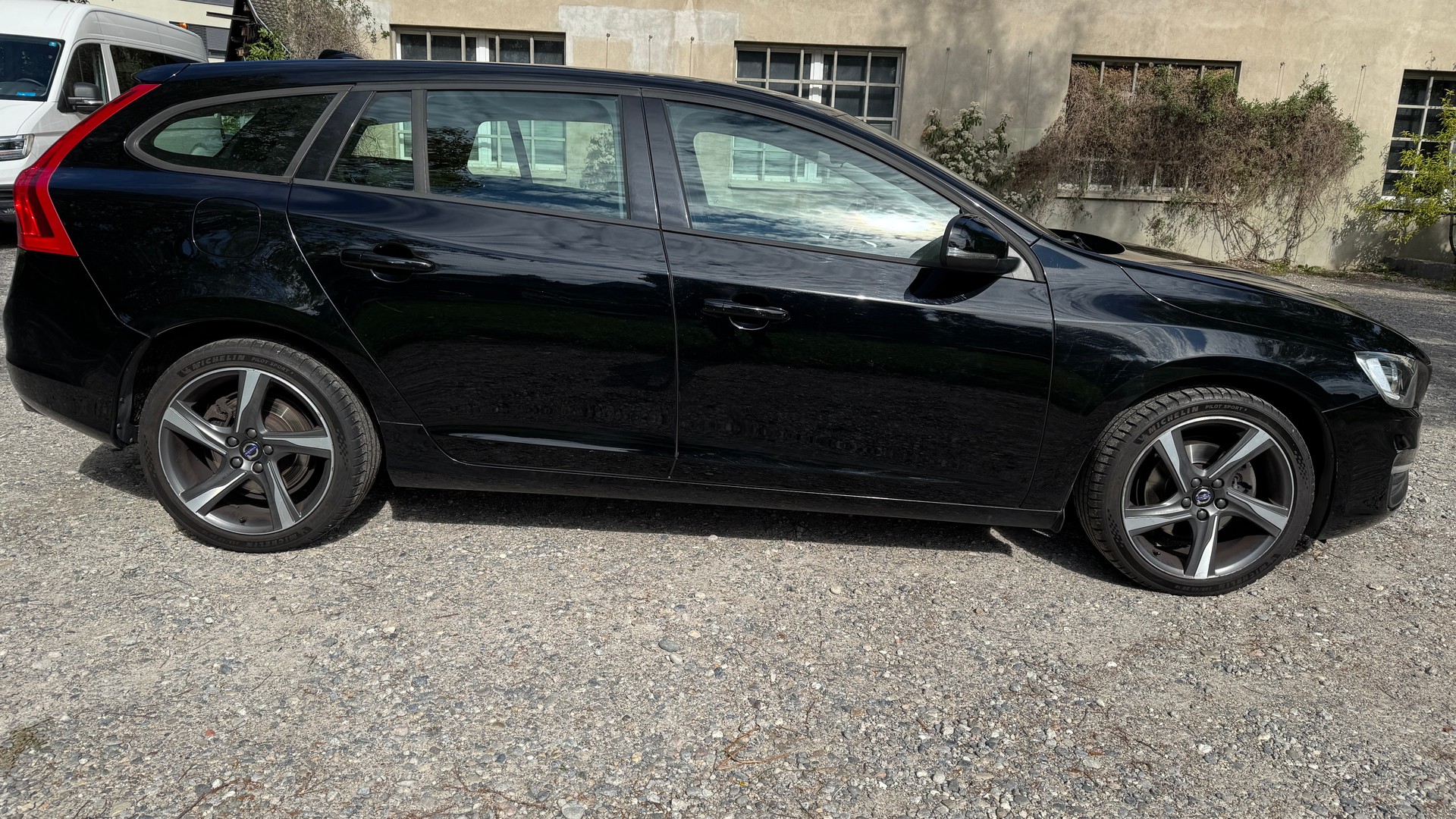 VOLVO V60 D4 Momentum Geartronic-showroom-element-2