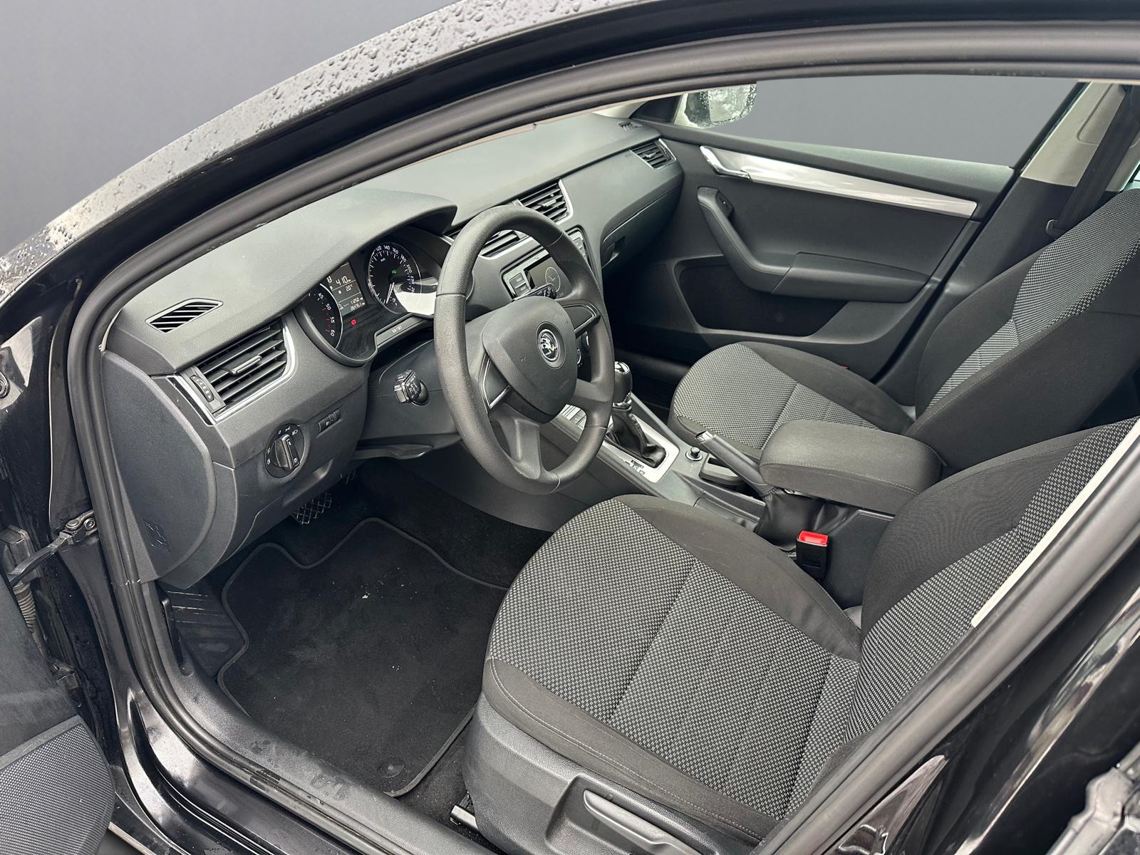 SKODA Octavia Combi 1.6 TDI Ambition DSG-image-8