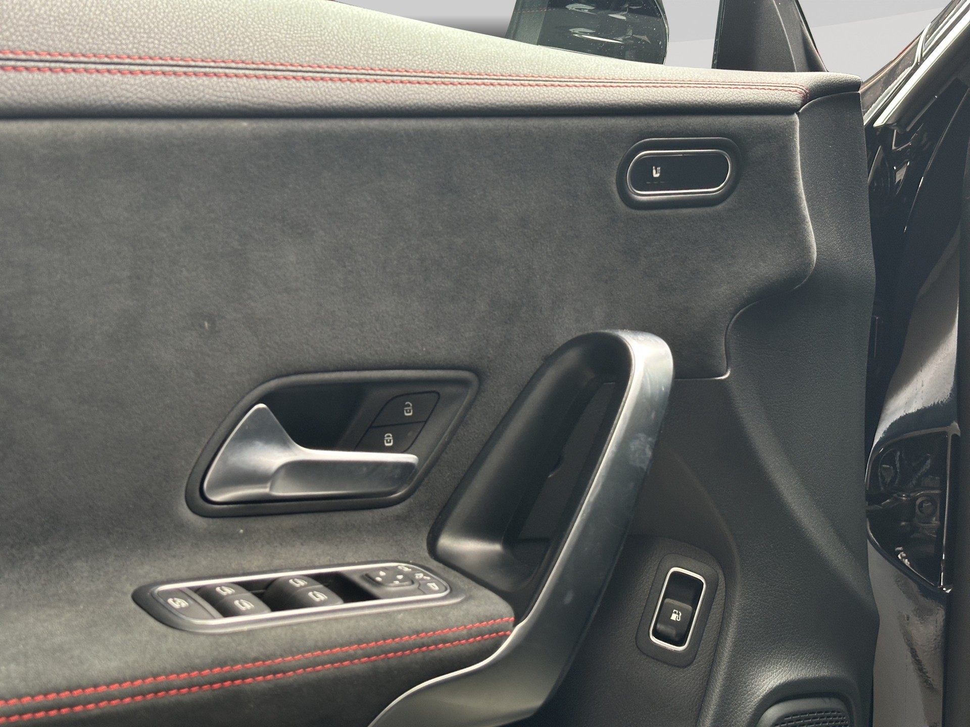 MERCEDES-BENZ CLA Shooting Brake 250 e 8G-DCT AMG Line-image-8