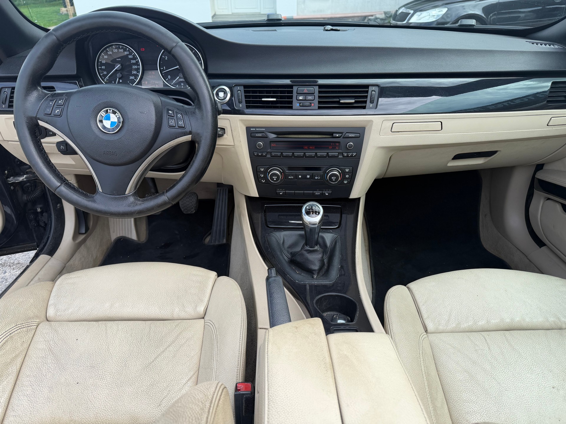 BMW 320i Cabriolet-image-7