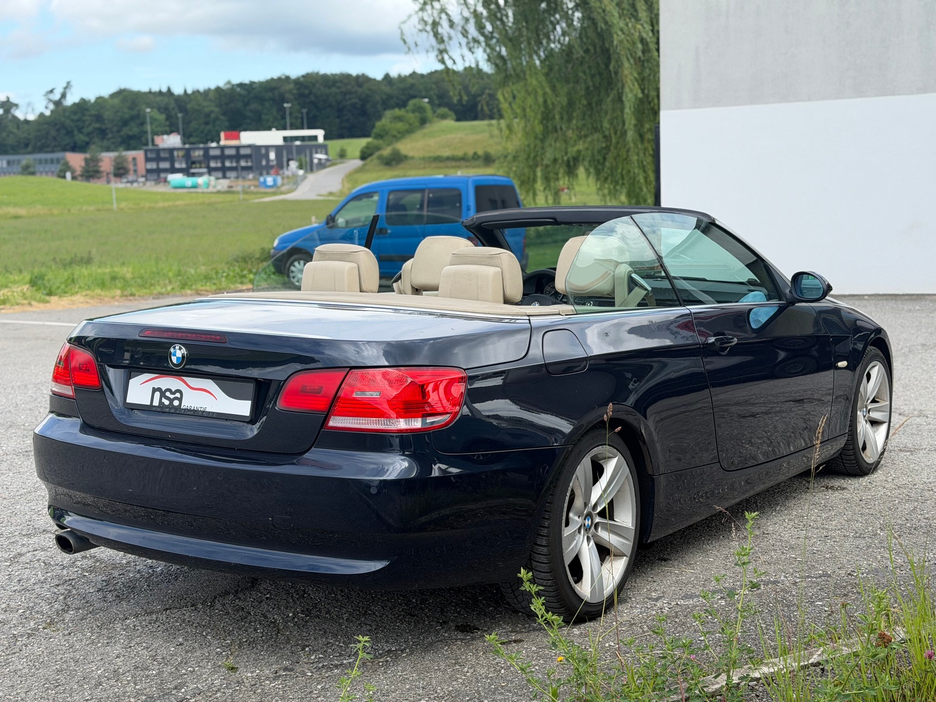 BMW 320i Cabriolet-image-3