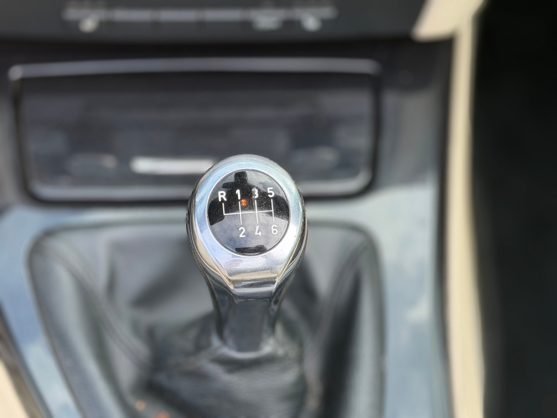 BMW 320i Cabriolet-image-12
