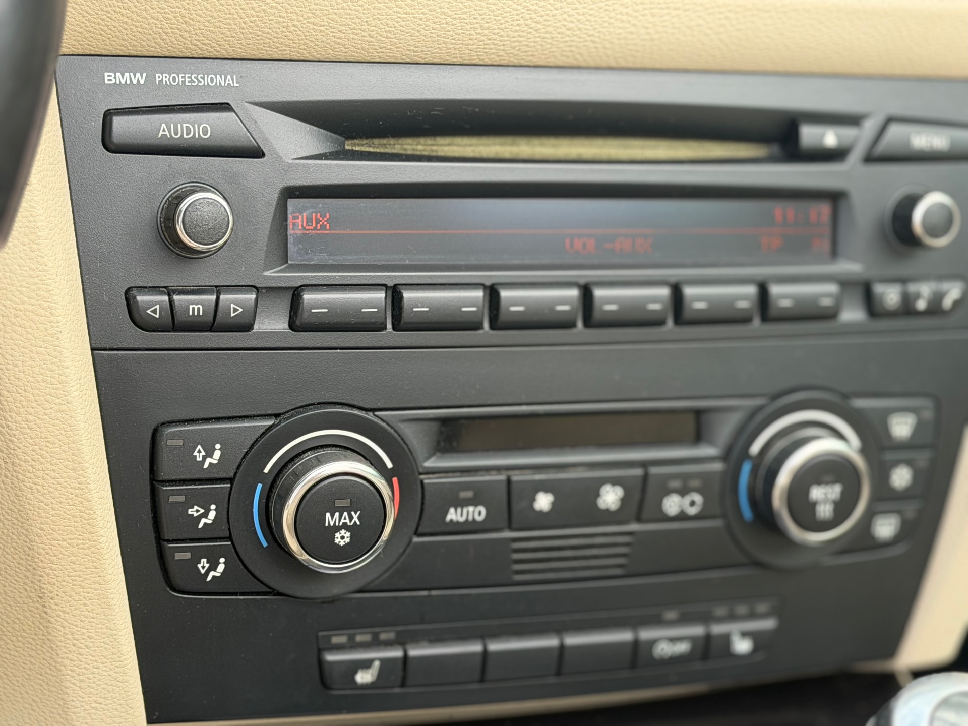 BMW 320i Cabriolet-image-11