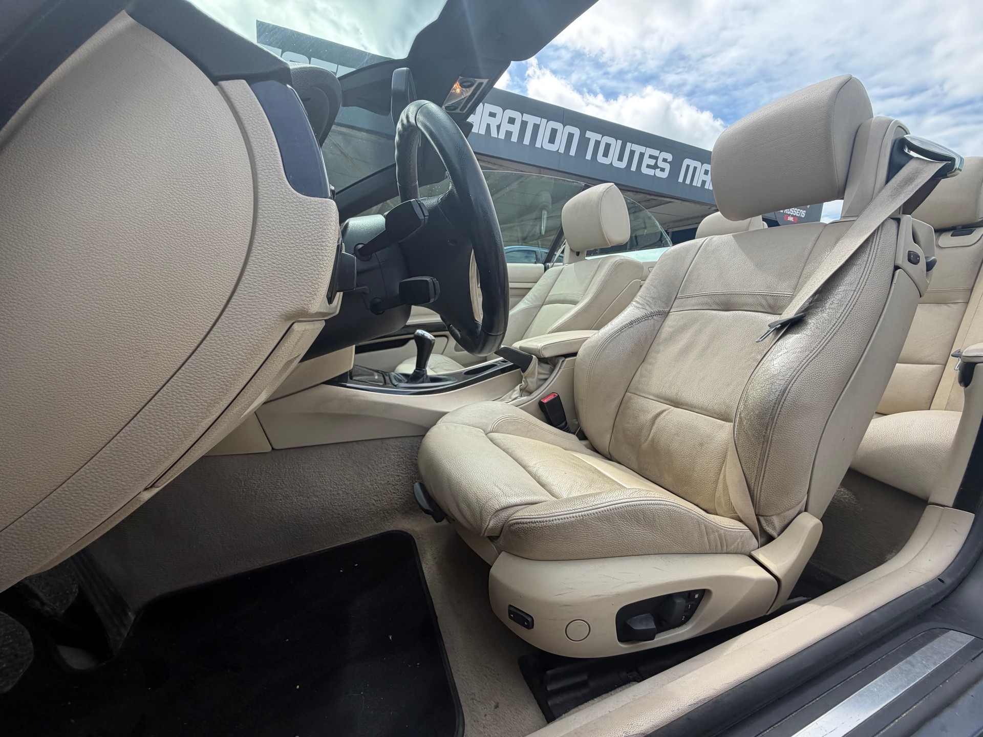 BMW 320i Cabriolet-image-14
