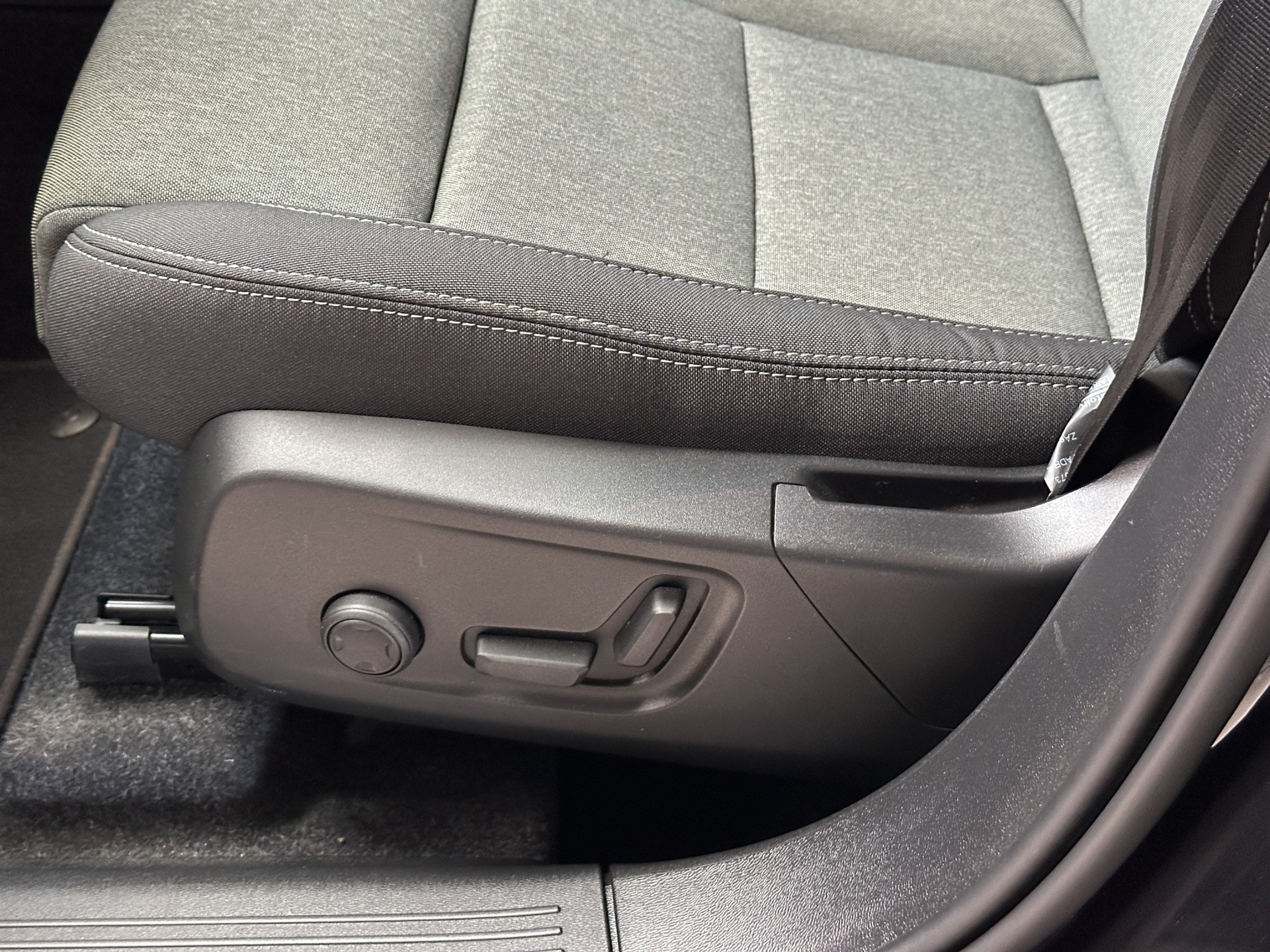 VOLVO XC40 B3 Benzin Mild Hybrid Plus Black Edition-image-9