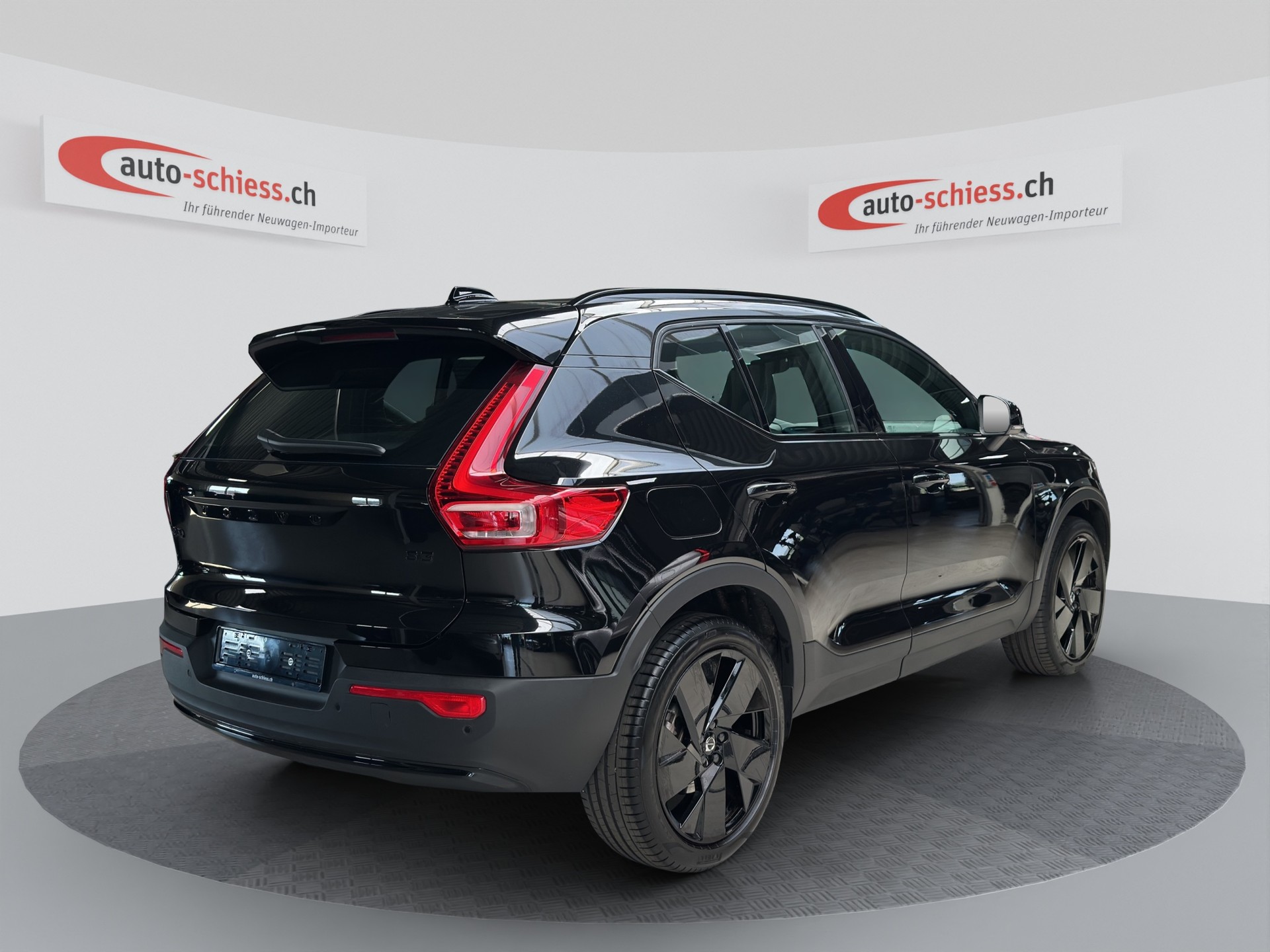 VOLVO XC40 B3 Benzin Mild Hybrid Plus Black Edition-image-4