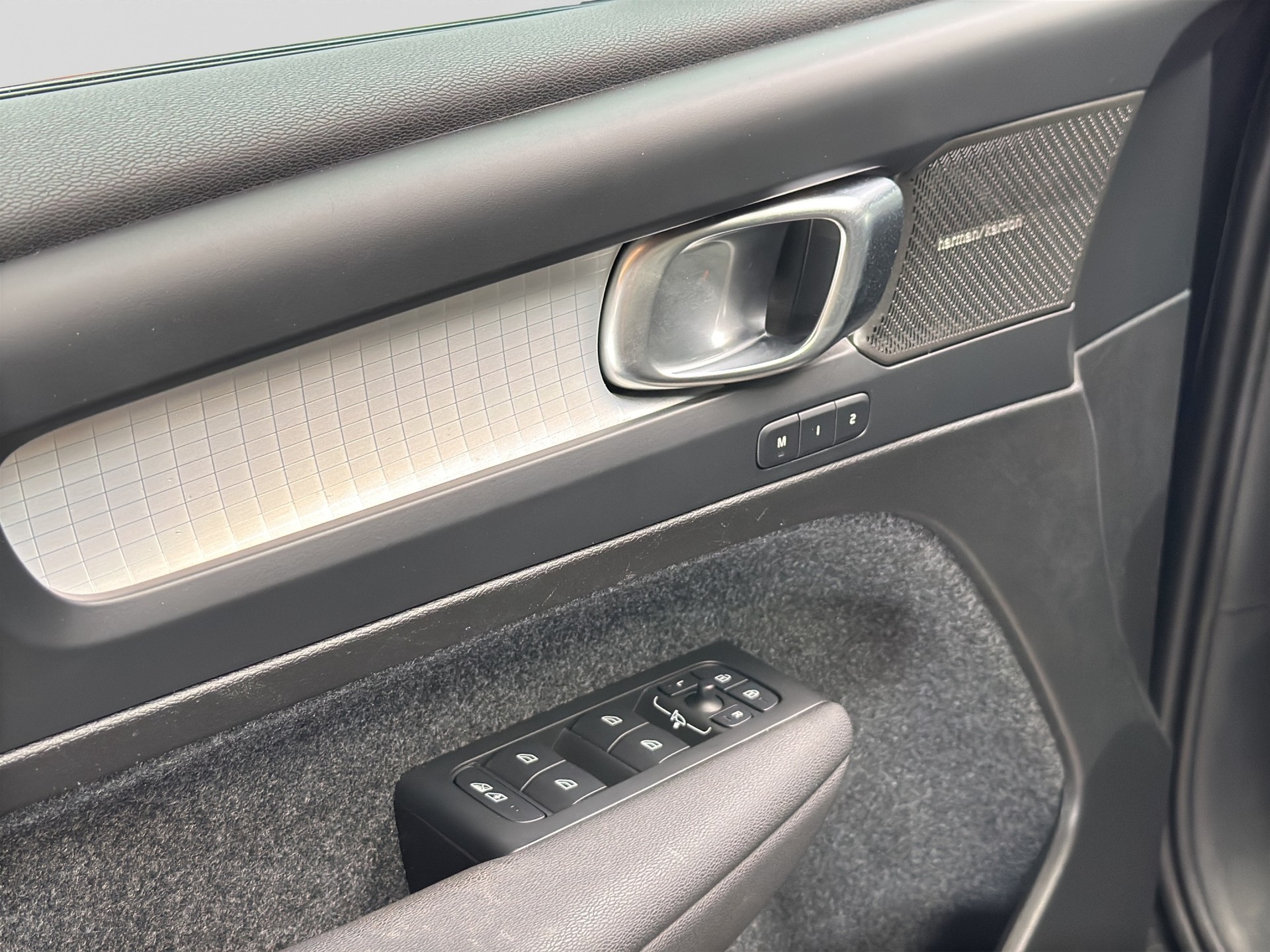 VOLVO XC40 B3 Benzin Mild Hybrid Plus Black Edition-image-8