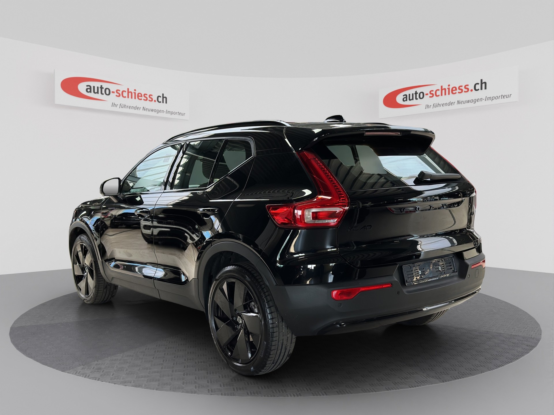 VOLVO XC40 B3 Benzin Mild Hybrid Plus Black Edition-image-2