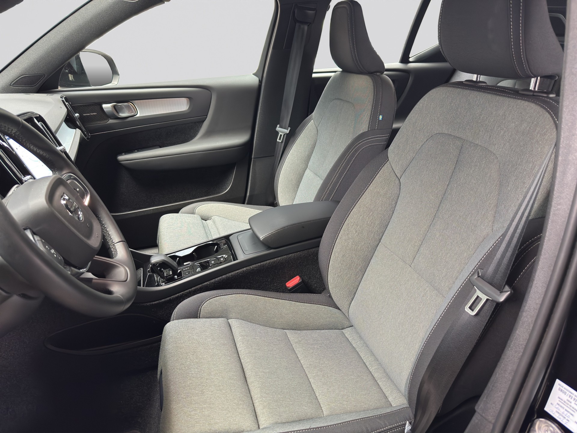 VOLVO XC40 B3 Benzin Mild Hybrid Plus Black Edition-image-5
