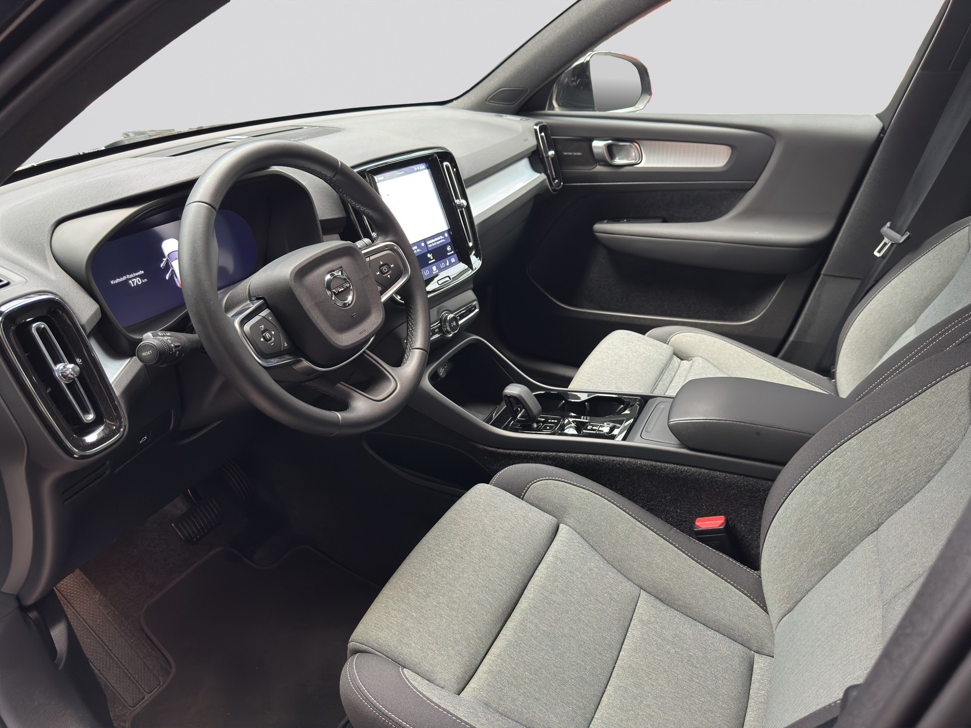 VOLVO XC40 B3 Benzin Mild Hybrid Plus Black Edition-image-6