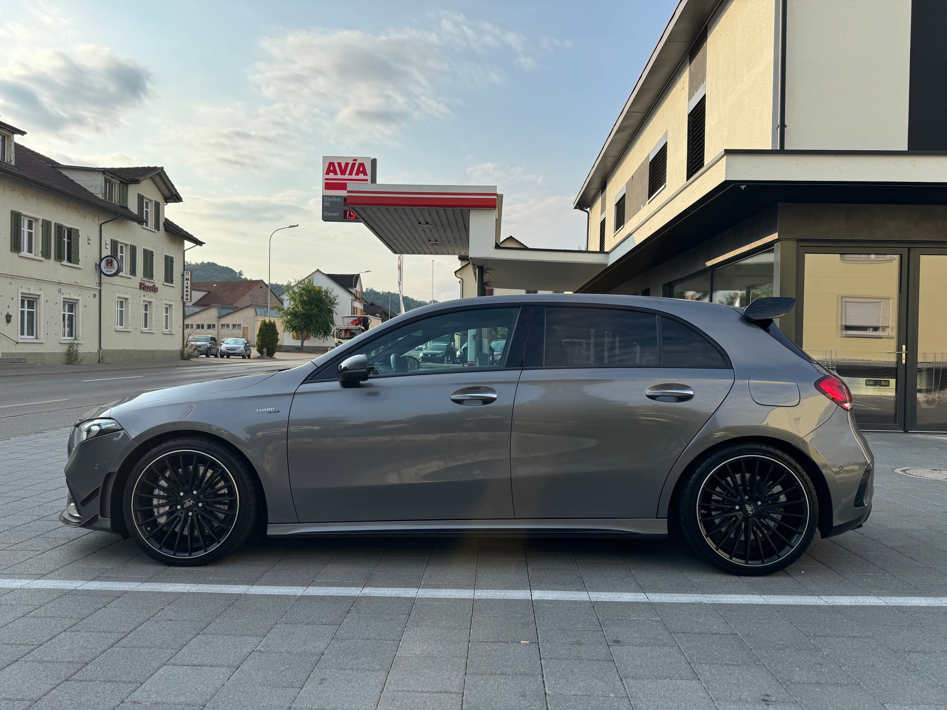 MERCEDES-BENZ A 35 AMG 4Matic Speedshift-showroom-element-1